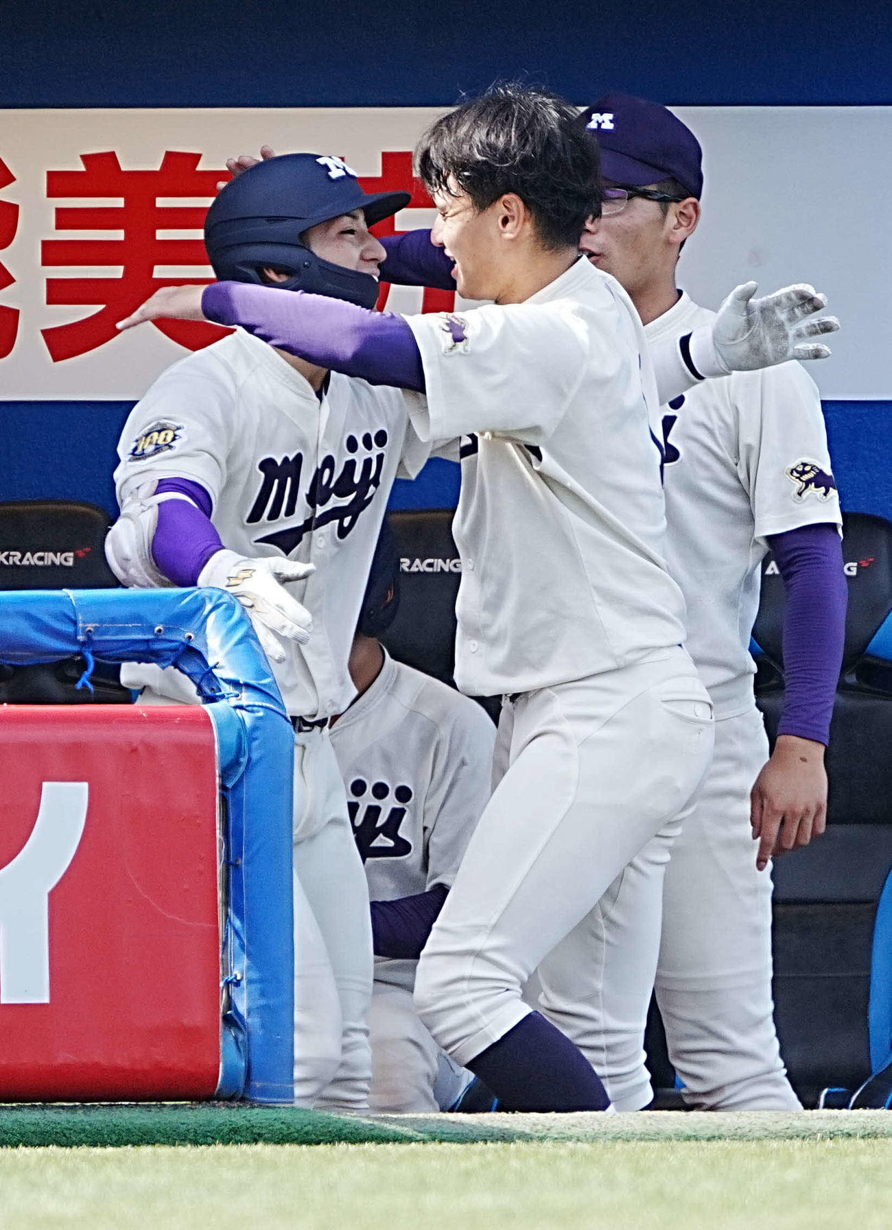 明大対早大　5回表明大無死、岡田は右越えにソロ本塁打を放ち毛利（右）の祝福を受ける（撮影・小沢裕）