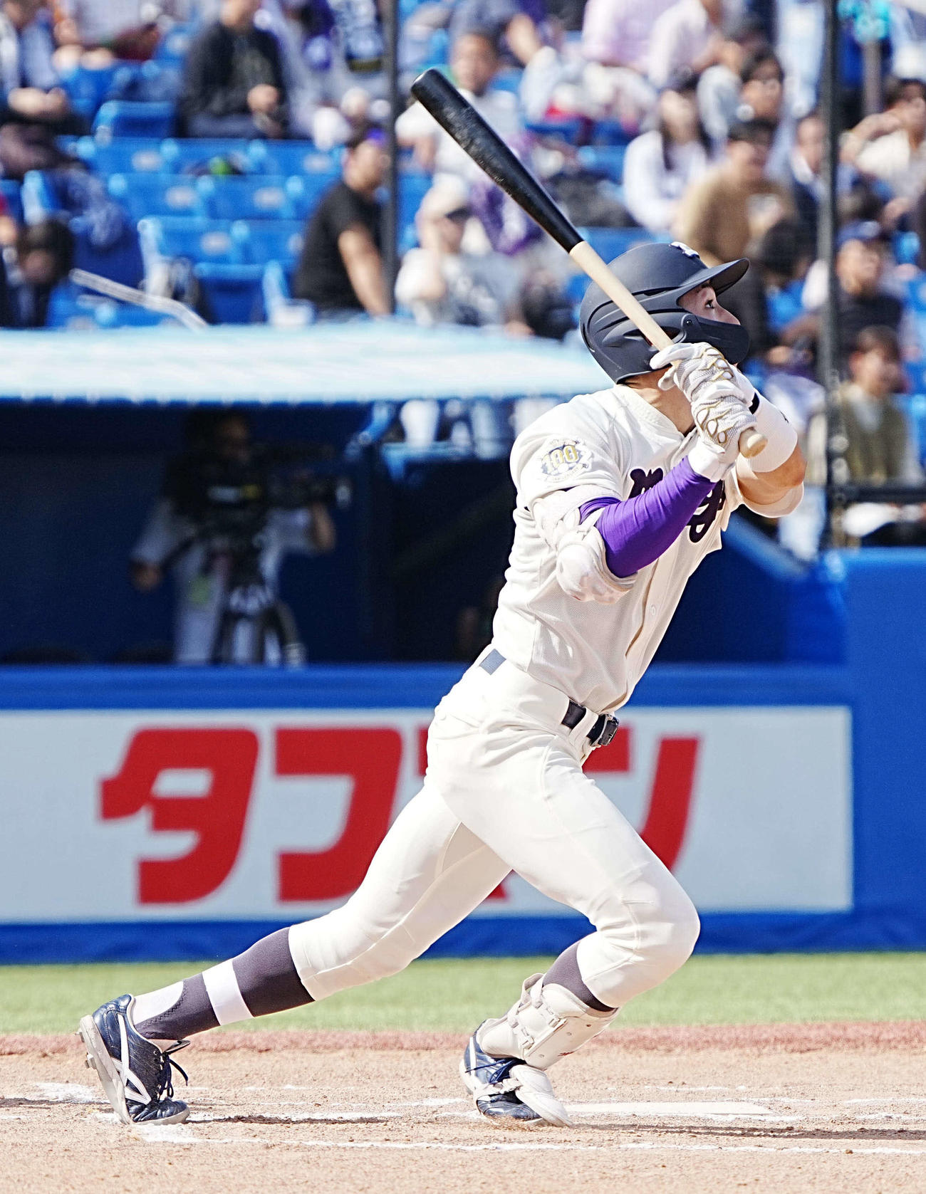 明大対早大　5回表明大無死、岡田は右越えにソロ本塁打を放つ（撮影・小沢裕）