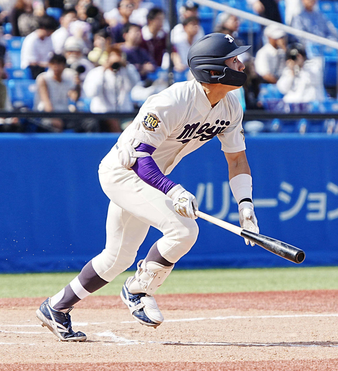 明大対早大　5回表明大無死、岡田は右越えにソロ本塁打を放つ（撮影・小沢裕）