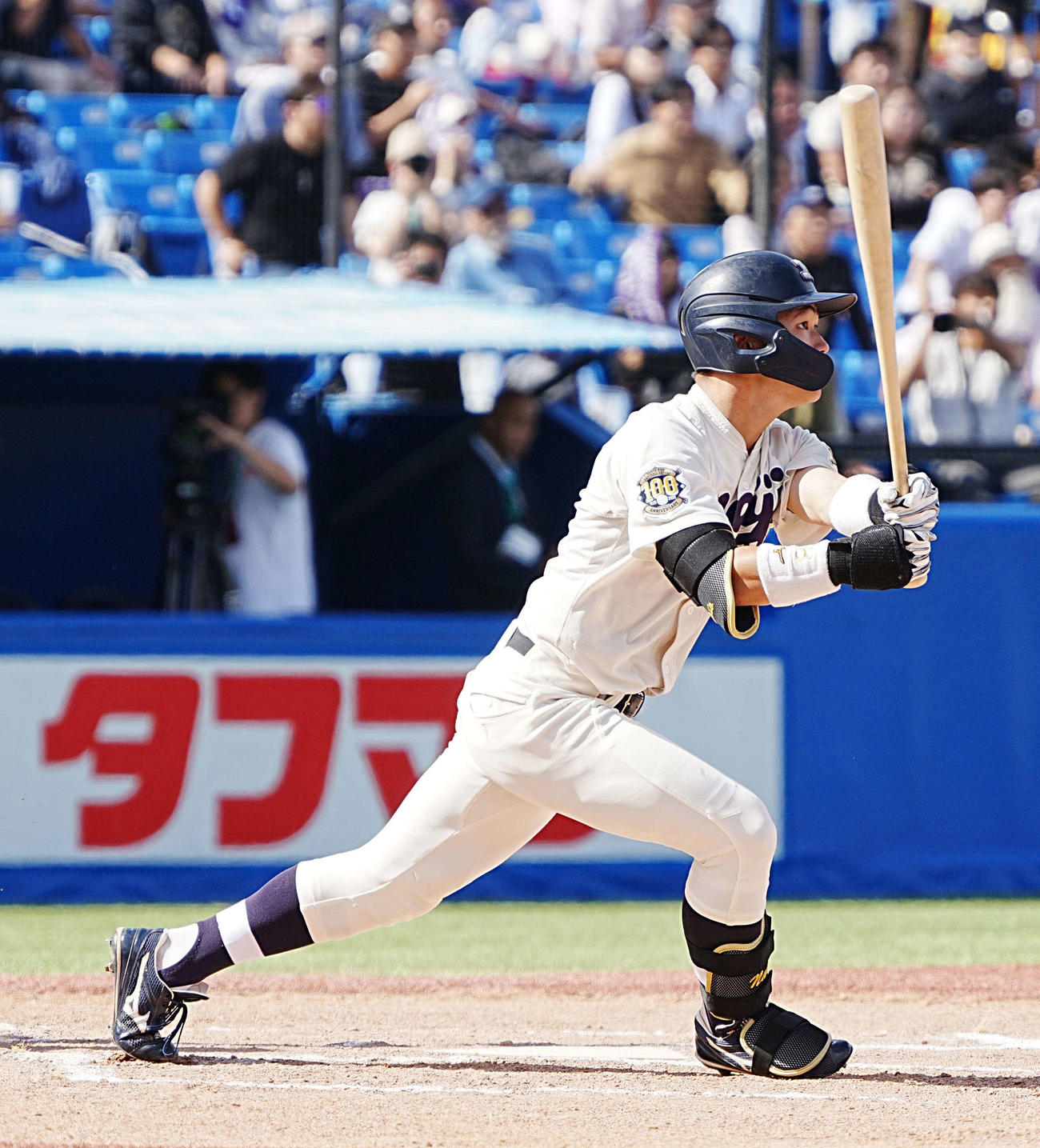 明大対早大　5回表明大無死一塁、榊原は右越えに2点本塁打を放つ（撮影・小沢裕）