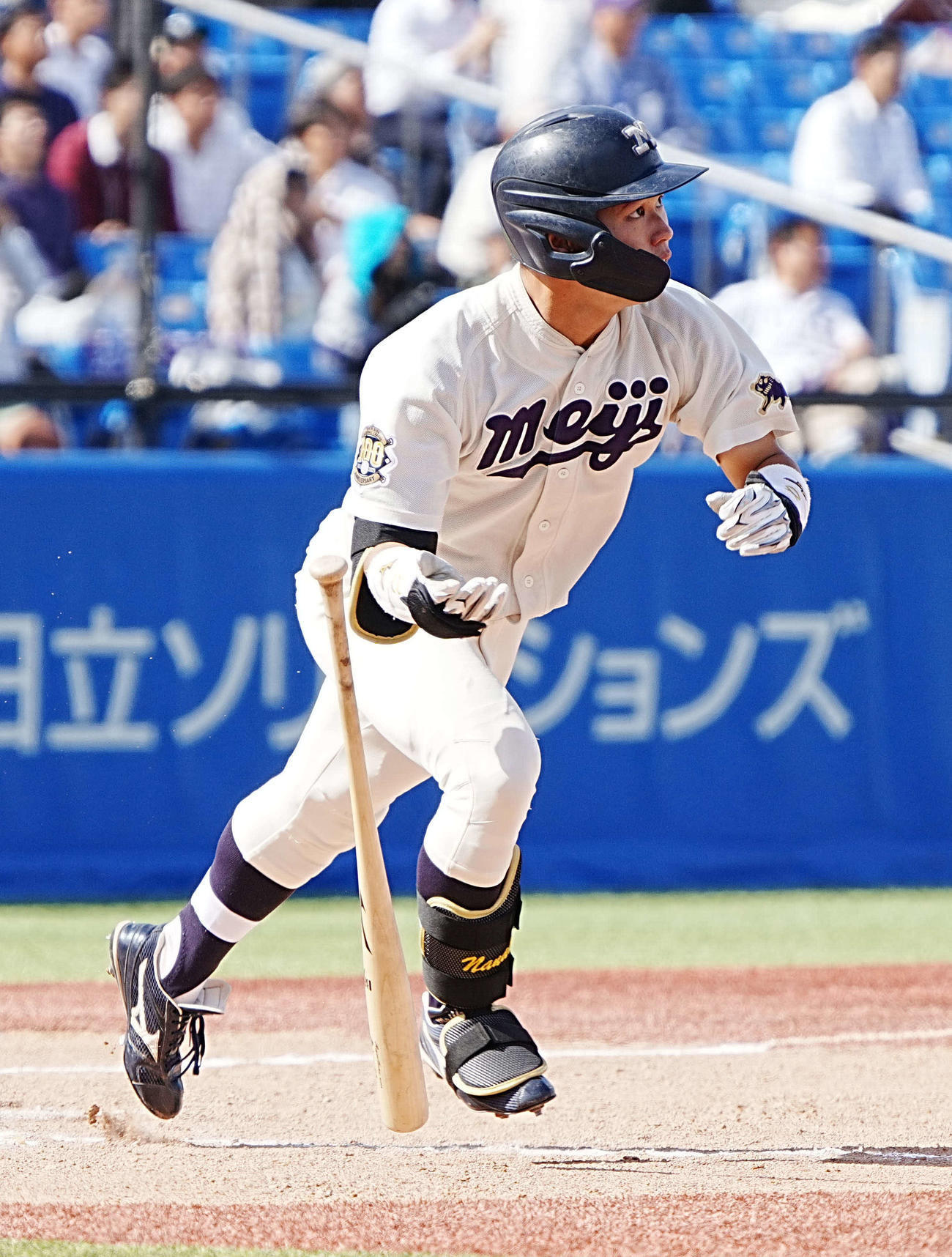 明大対早大　5回表明大無死一塁、榊原は右越えに2点本塁打を放つ（撮影・小沢裕）