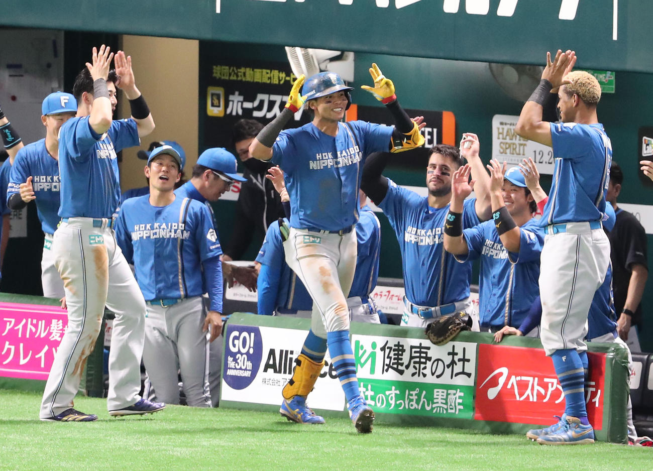 ソフトバンク対日本ハム　4回表日本ハム1死、水谷は右越えに本塁打を放ちベンチ前でパフォーマンス（撮影・梅根麻紀）