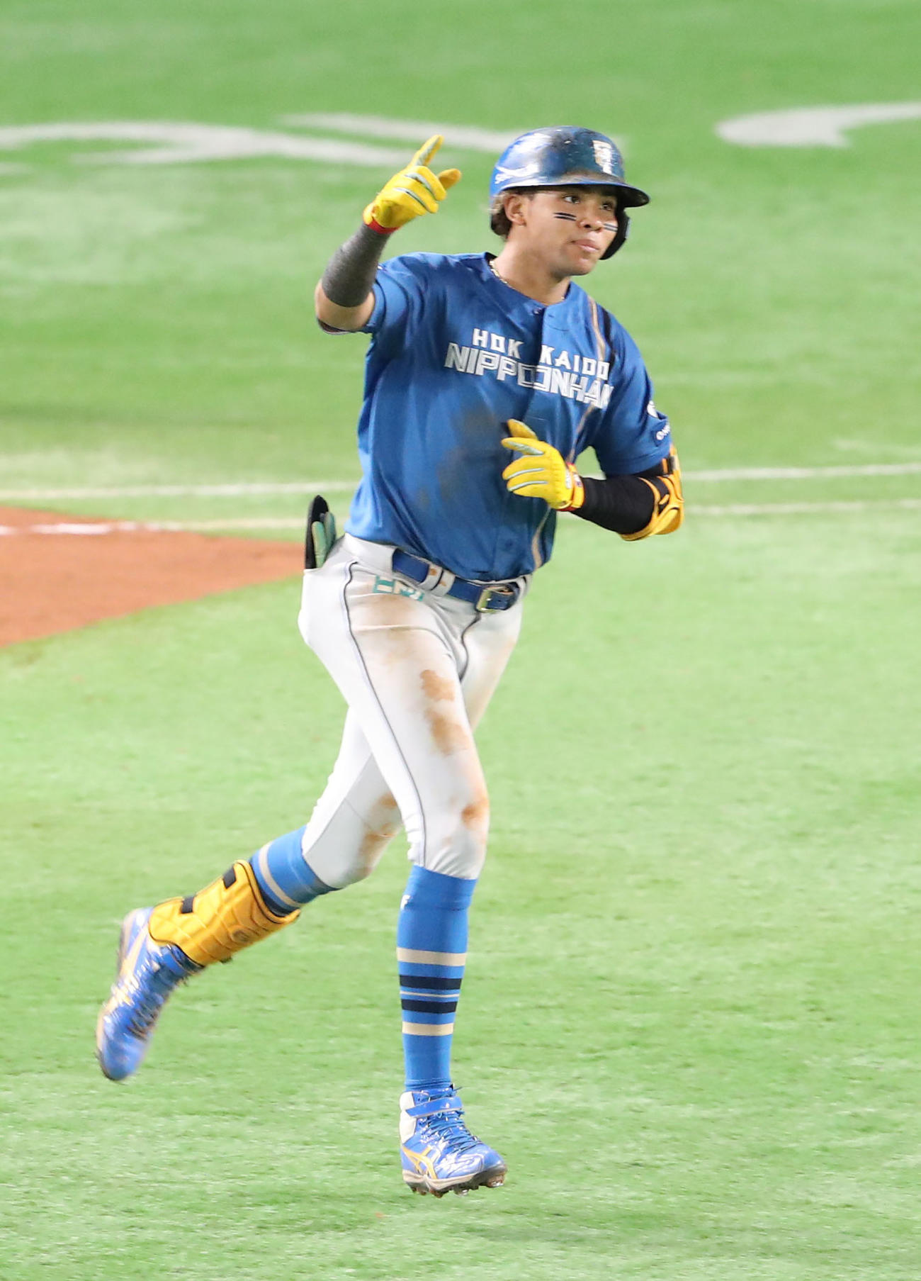 ソフトバンク対日本ハム　4回表日本ハム1死、水谷は右越えに本塁打を放ちファンにアピール（撮影・梅根麻紀）