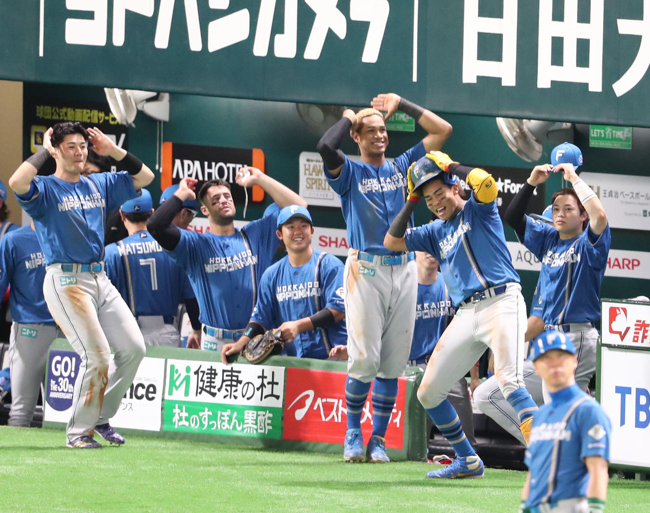 ソフトバンク対日本ハム　4回表日本ハム1死、水谷は右越えに本塁打を放ちベンチ前でパフォーマンス（撮影・梅根麻紀）