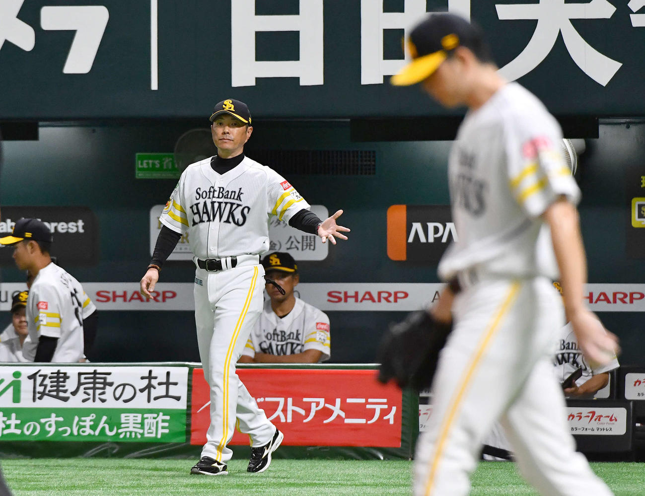 ソフトバンク対日本ハム　3回表日本ハム1死一、三塁、打席にマルティネスを迎える場面で大関（右）の交代を告げた小久保監督（撮影・岩下翔太）