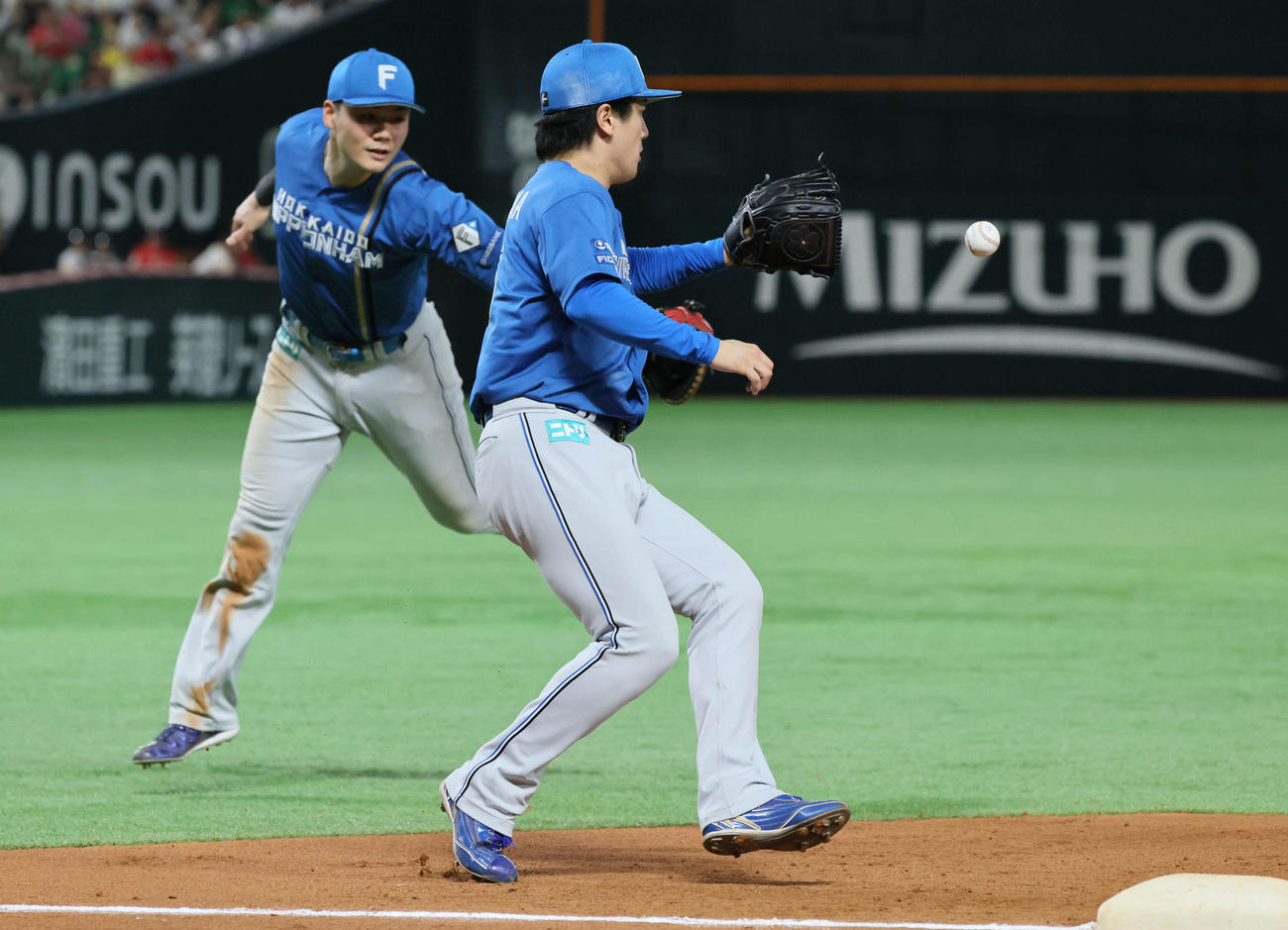 ソフトバンク対日本ハム　6回裏ソフトバンク無死、栗原の一ゴロでベースカバーに向かう北山。左は清宮幸（撮影・加藤孝規）