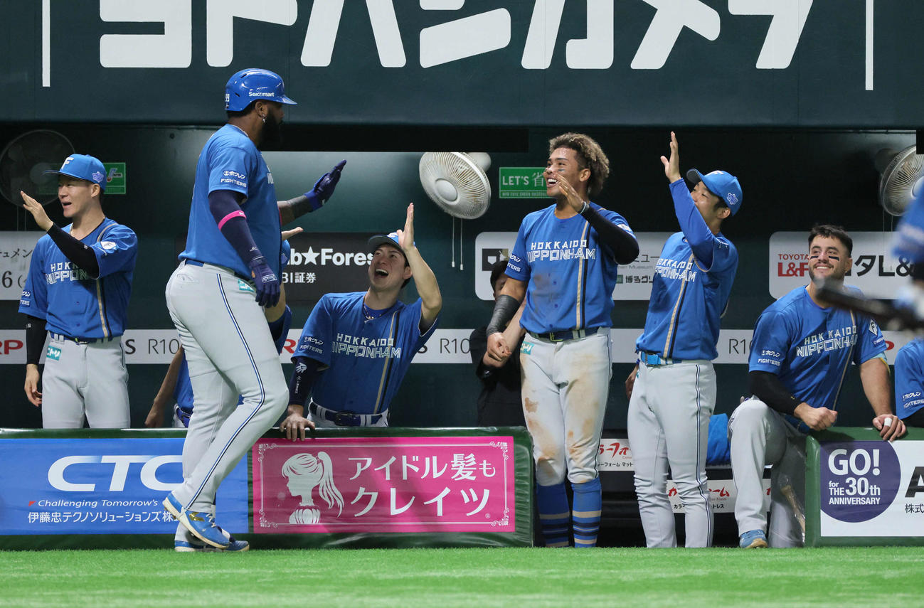 ソフトバンク対日本ハム　33回表日本ハム1死三塁、勝ち越しの中越え2点本塁打を放ったレイエスを迎えるチームメート（撮影・加藤孝規）