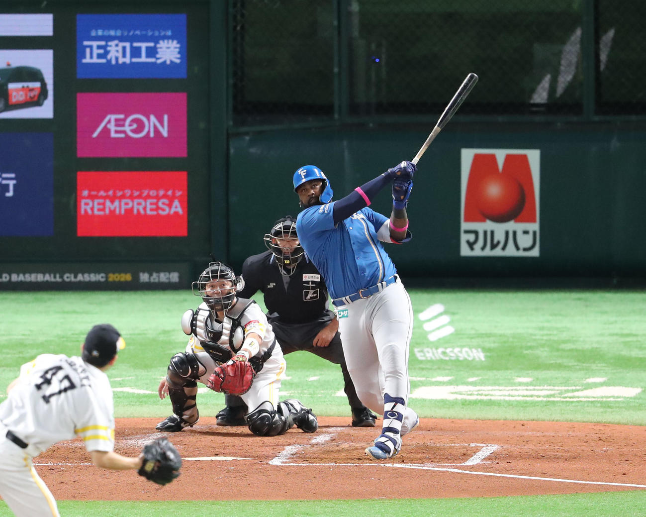 ソフトバンク対日本ハム　3回表日本ハム1死三塁、レイエスは中越えに勝ち越しとなる2点本塁打を放つ（撮影・梅根麻紀）