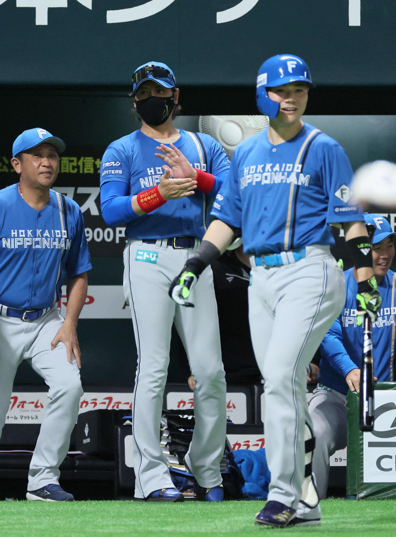 ソフトバンク対日本ハム　3回表日本ハム1死三塁、レイエス（の勝ち越しの中越え2点本塁打を喜ぶ新庄監督（中央）（撮影・加藤孝規）