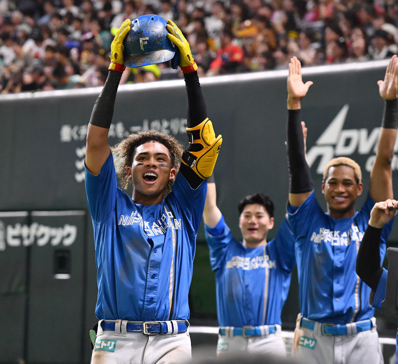 ソフトバンク対日本ハム　4回表日本ハム1死、右翼ポール直撃の本塁打を放った水谷（左）は、右から万波、清宮幸と「パイナポー」ポーズを決める（撮影・岩下翔太）