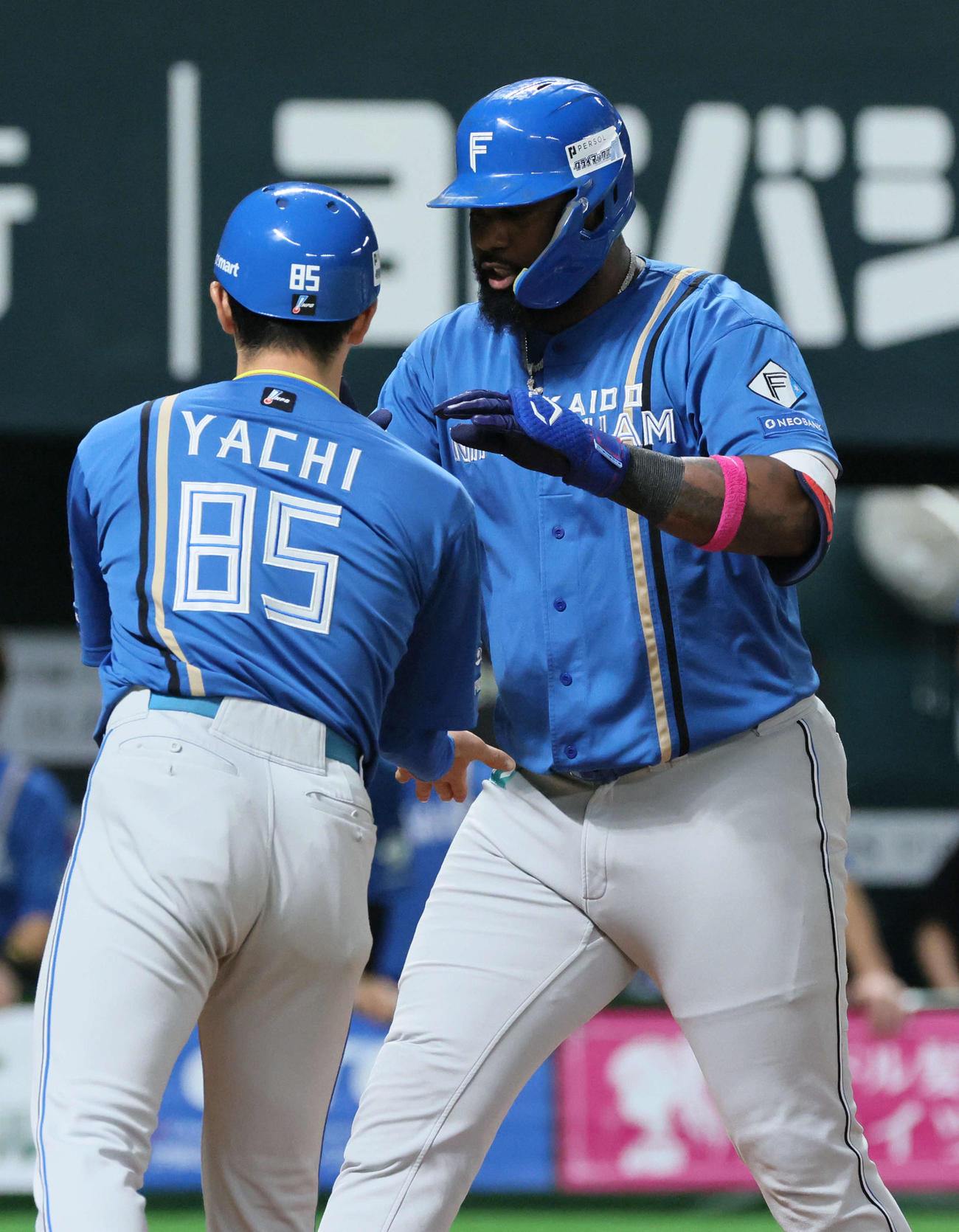ソフトバンク対日本ハム　3回表日本ハム1死三塁、勝ち越しの中越え2点本塁打を放ったレイエス（右）（撮影・加藤孝規）