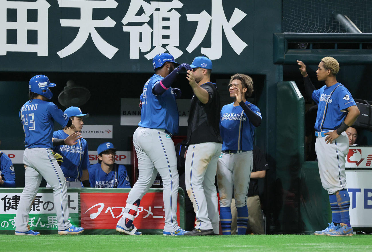 ソフトバンク対日本ハム　7回表日本ハム2死三塁、左越え2点本塁打を放たレイエスを迎えるチームメート（撮影・加藤孝規）