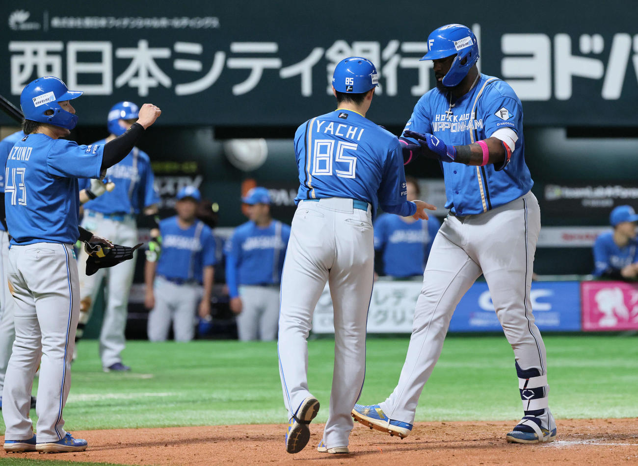ソフトバンク対日本ハム　7回表日本ハム2死三塁、左越え2点本塁打を放ったレイエス（右）（撮影・加藤孝規）