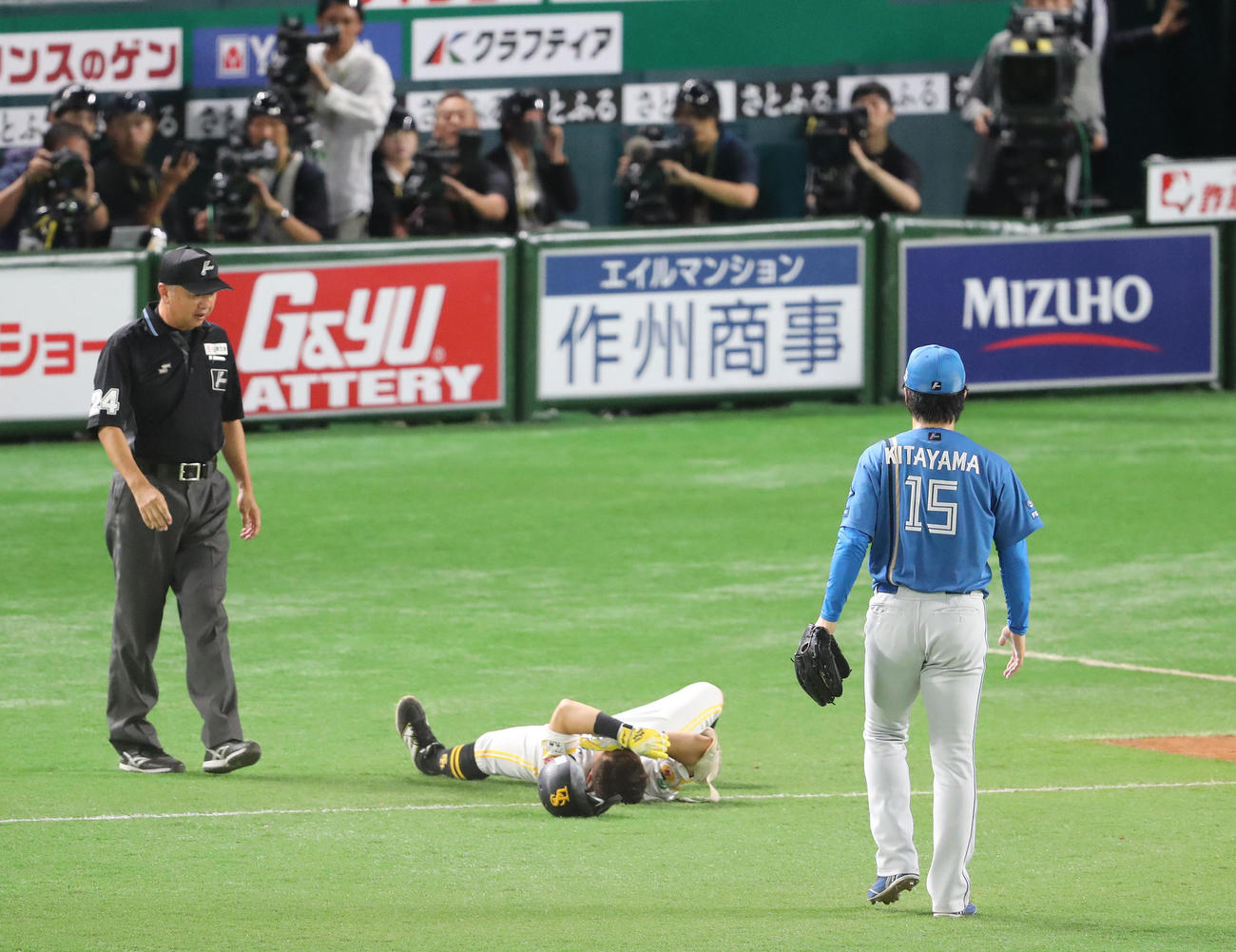 ソフトバンク対日本ハム　3回裏ソフトバンク2死一塁、中村は一ゴロに終わる、走塁時に塁審と接触し倒れ込む（撮影・梅根麻紀）