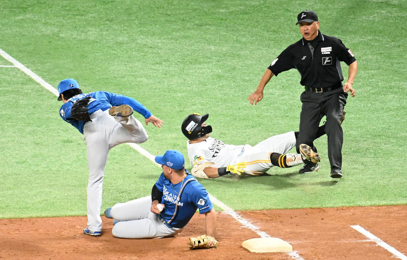 ソフトバンク対日本ハム　3回裏ソフトバンク2死一塁、一塁ベース付近で審判と激しく接触する中村（右から2番目）（撮影・林敢治）