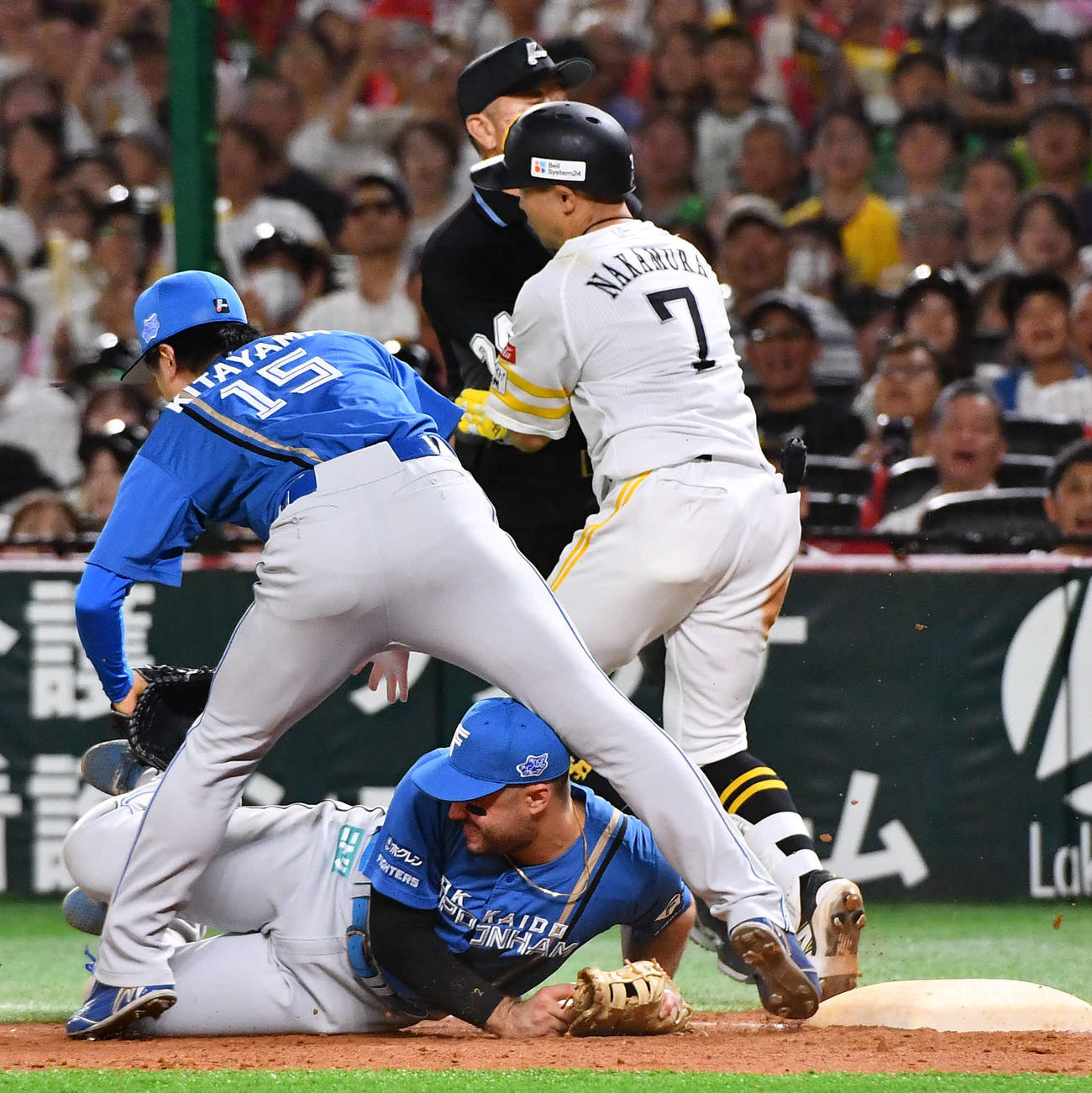 ソフトバンク対日本ハム　3回裏ソフトバンク2死一塁、一ゴロで嶋田一塁塁審と交錯する中村（撮影・岩下翔太）