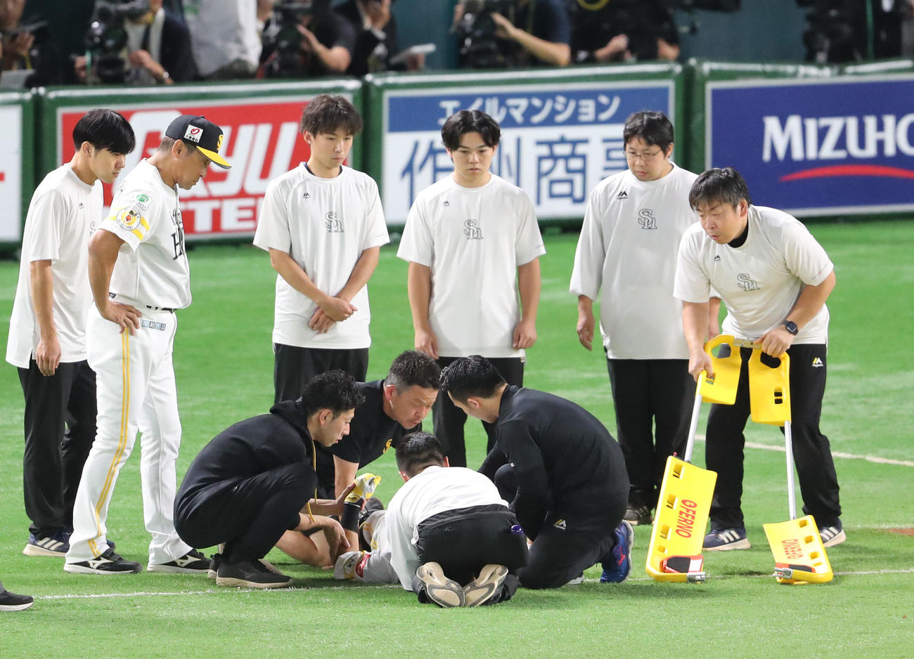 ソフトバンク対日本ハム　3回裏ソフトバンク2死一塁、中村は一ゴロに終わる、走塁時に塁審と接触し倒れ込む（撮影・梅根麻紀）