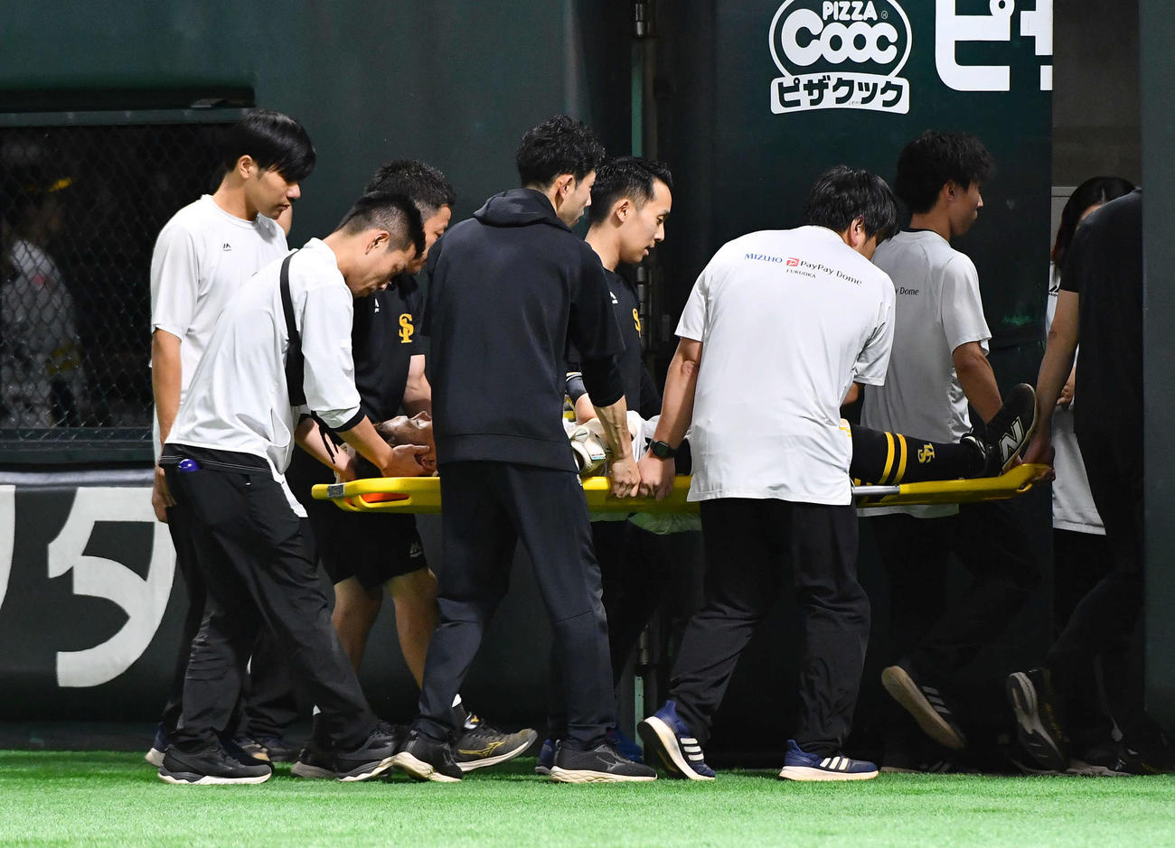 ソフトバンク対日本ハム　3回裏ソフトバンク2死一塁、一ゴロで嶋田一塁塁審と交錯して後頭部を強打し、担架で運び出される中村（撮影・岩下翔太）