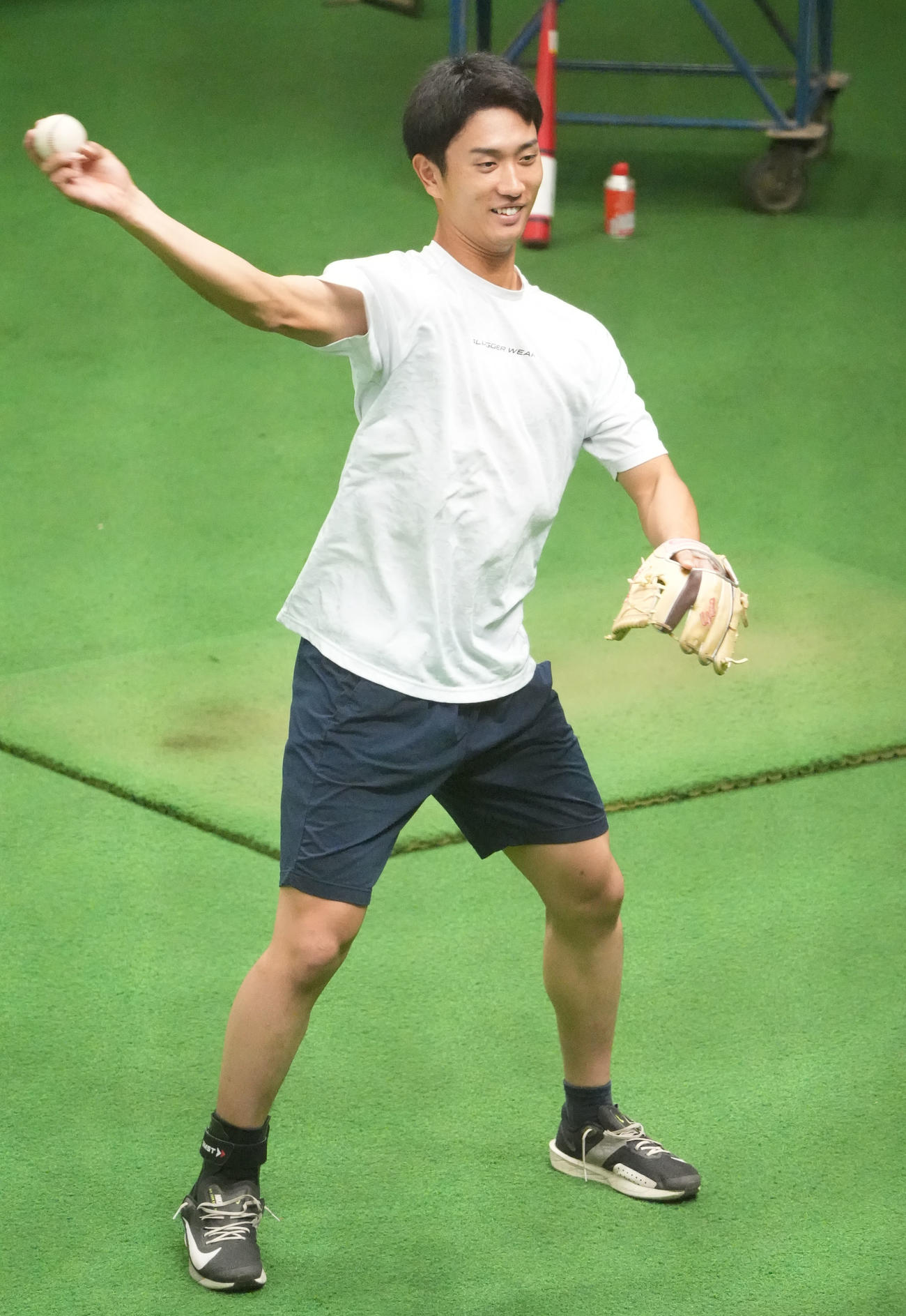ネットスローをする森駿（撮影・森本幸一）