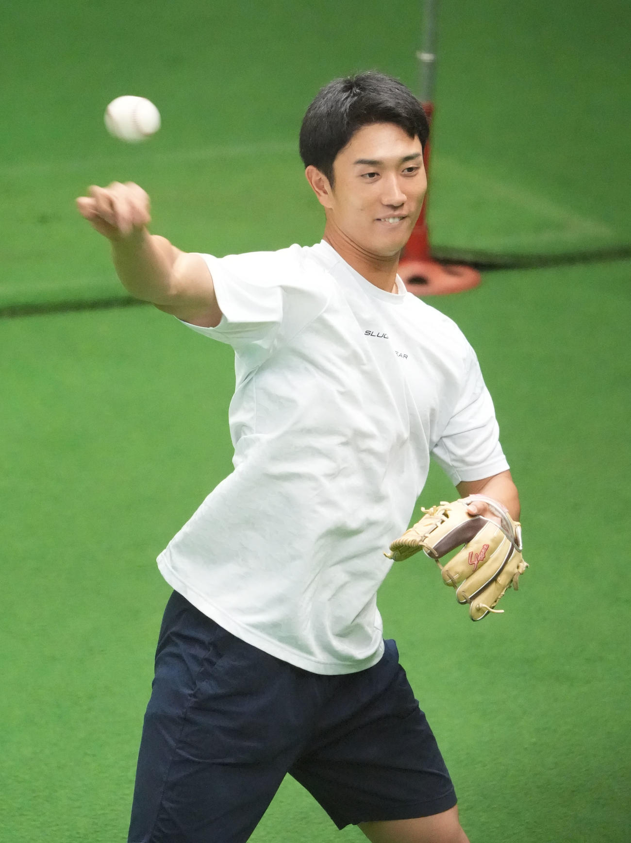 ネットスローをする森駿（撮影・森本幸一）