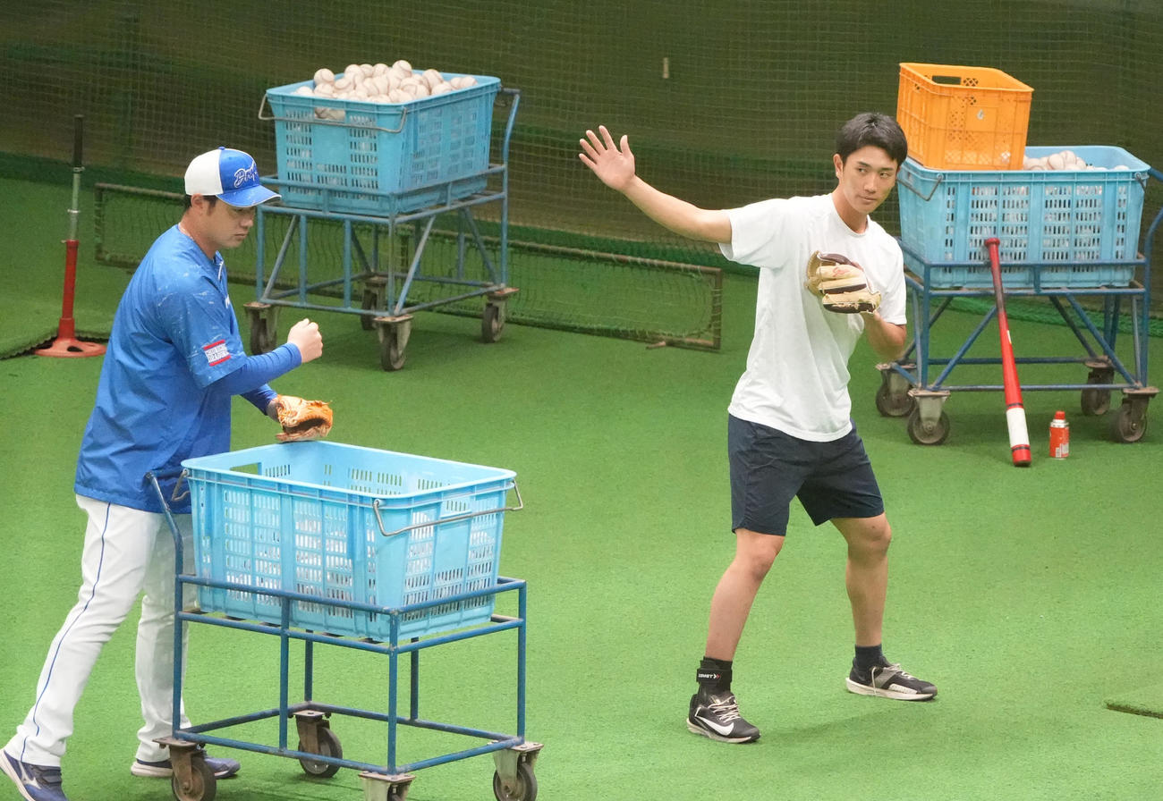 ネットスローをする森駿（右）左は堂上内野守備走塁コーチ（撮影・森本幸一）