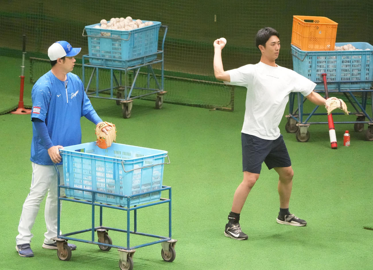ネットスローをする森駿（右）左は堂上内野守備走塁コーチ（撮影・森本幸一）