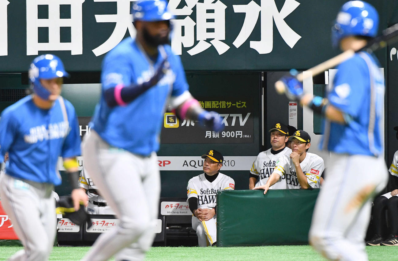 ソフトバンク対日本ハム　7回表日本ハム2死三塁、レイエス（手前左から2人目）にこの試合2本目の左越え2点本塁打を打たれ、厳しい表情を見せるソフトバンク小久保監督（中央）（撮影・岩下翔太）