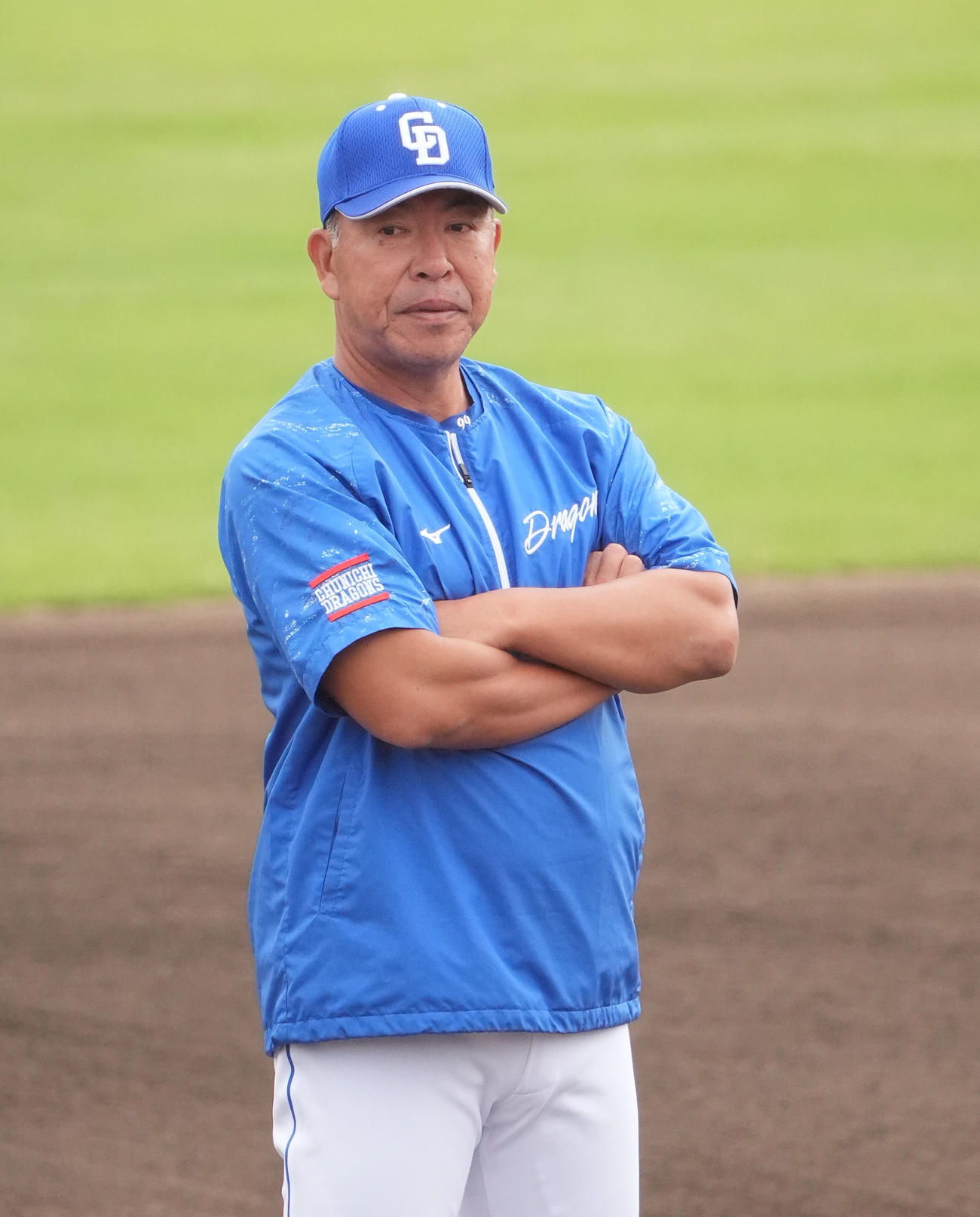 練習を見つめる井上監督（撮影・森本幸一）
