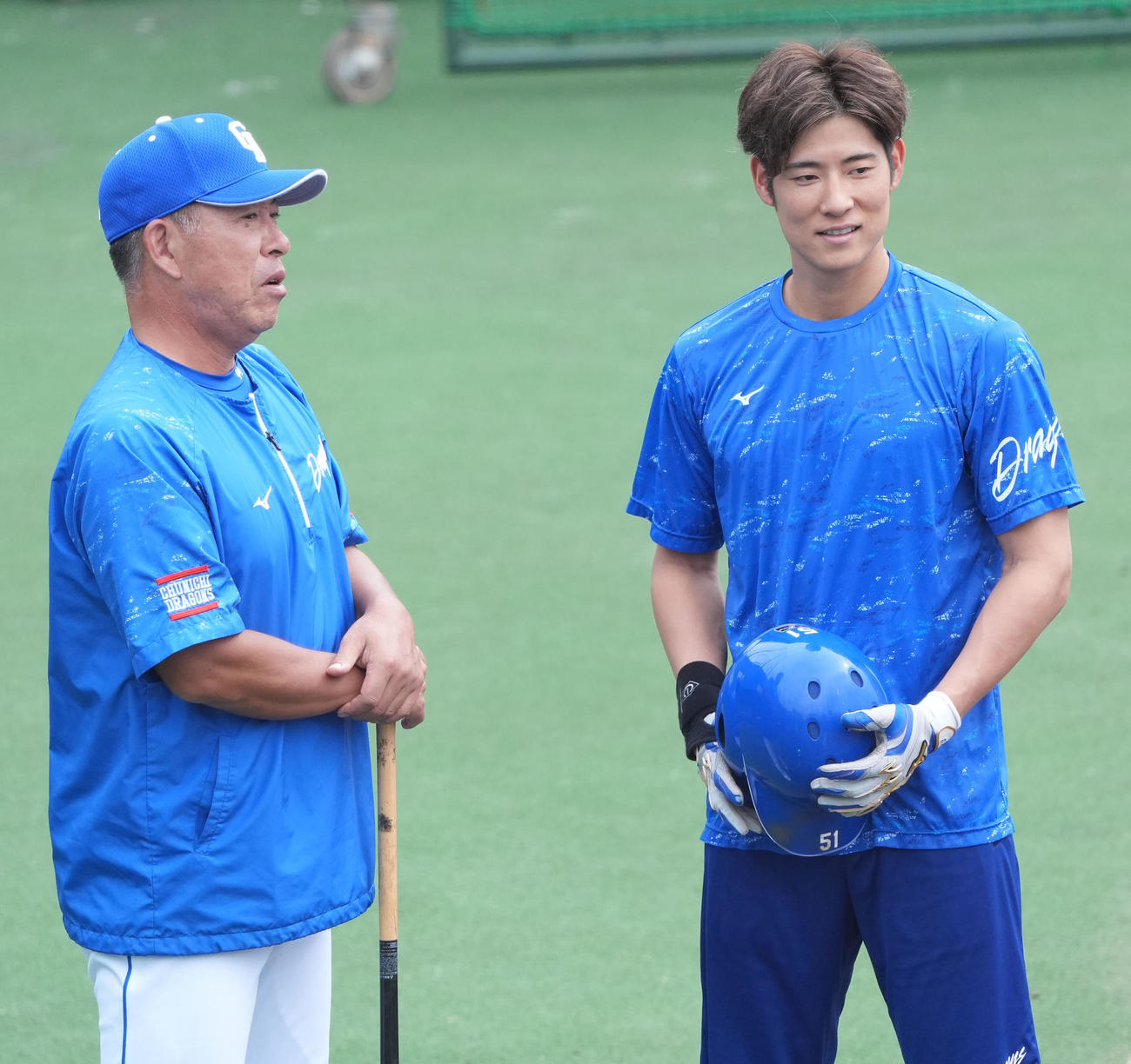 上林（右）と言葉を交わす井上監督（撮影・森本幸一）
