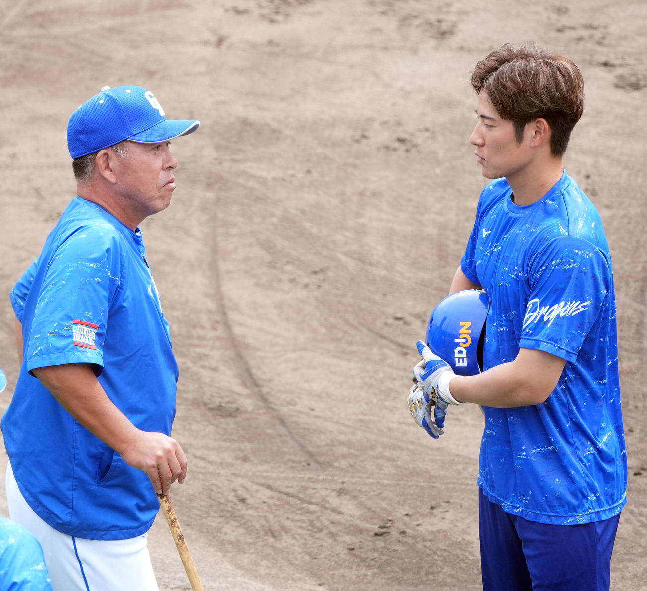 上林（右）と言葉を交わす井上監督（撮影・森本幸一）