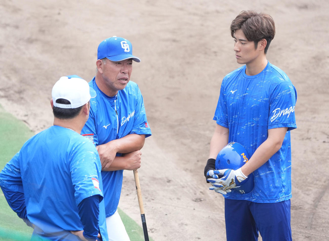 上林（右）と言葉を交わす井上監督（中央）左は松中打撃・統括コーチ（撮影・森本幸一）