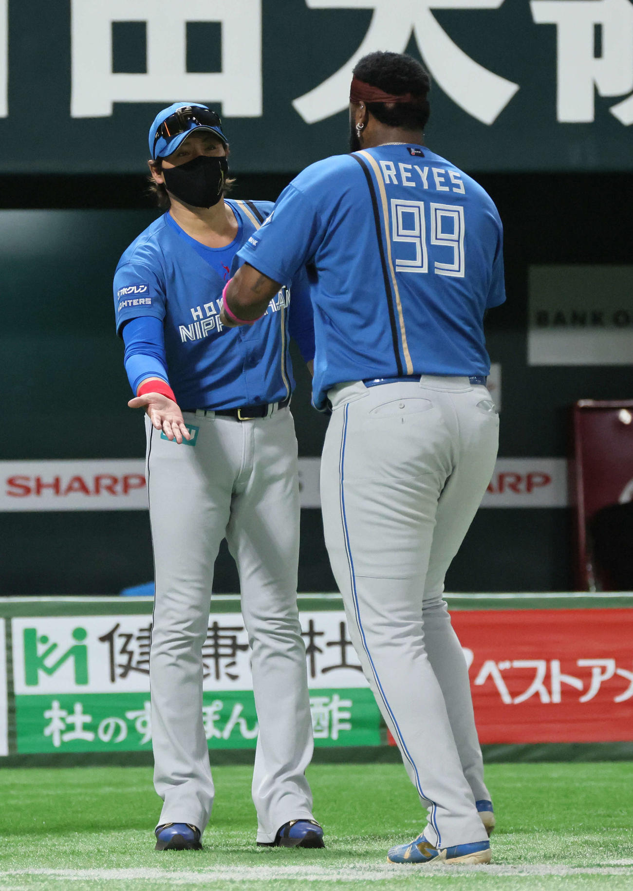 ソフトバンク対日本ハム　レイエスを迎える新庄監督（撮影・加藤孝規）