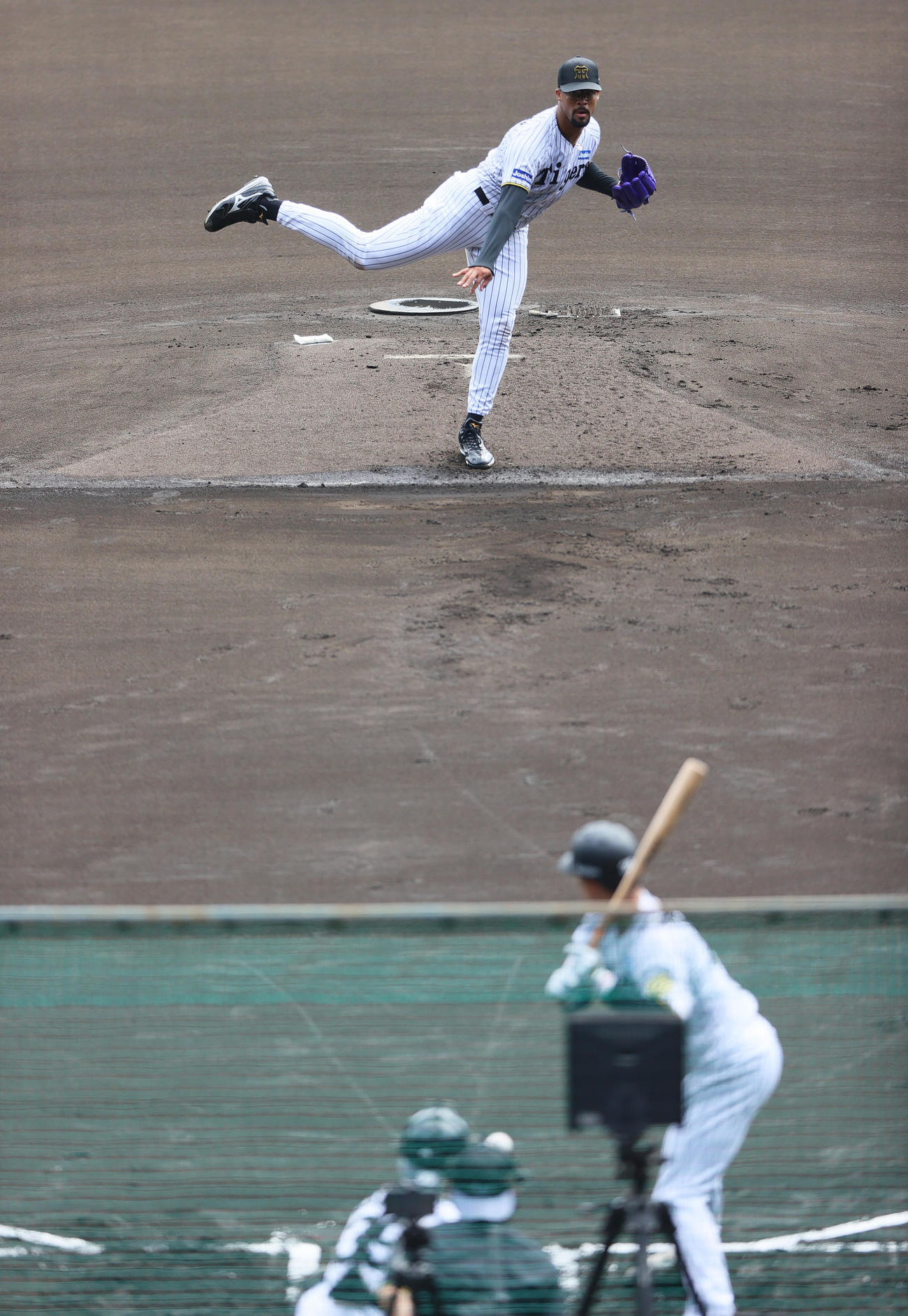 実戦形式で投球するで投球する阪神デュプランティエ（撮影・上山淳一）