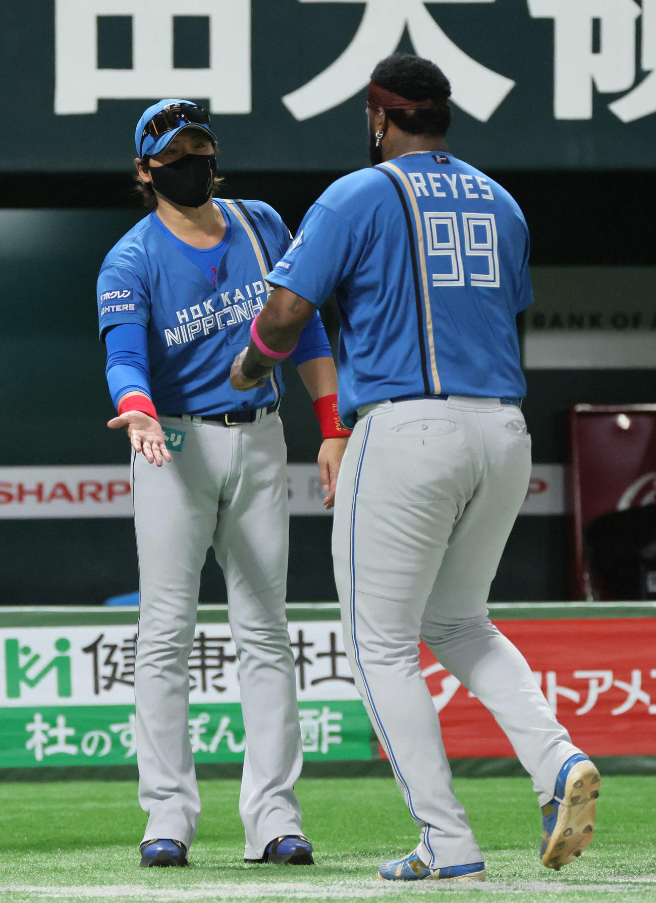 ソフトバンク対日本ハム　レイエスを迎える新庄監督（撮影・加藤孝規）