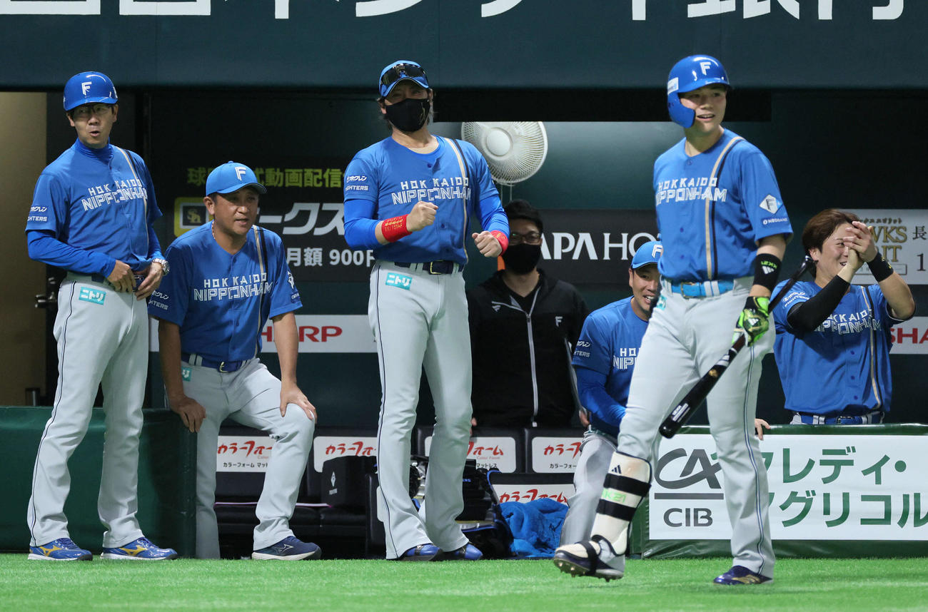 ソフトバンク対日本ハム　3回表日本ハム1死三塁、レイエスの勝ち越しの中越え2点本塁打を喜ぶ新庄監督（中央）（撮影・加藤孝規）