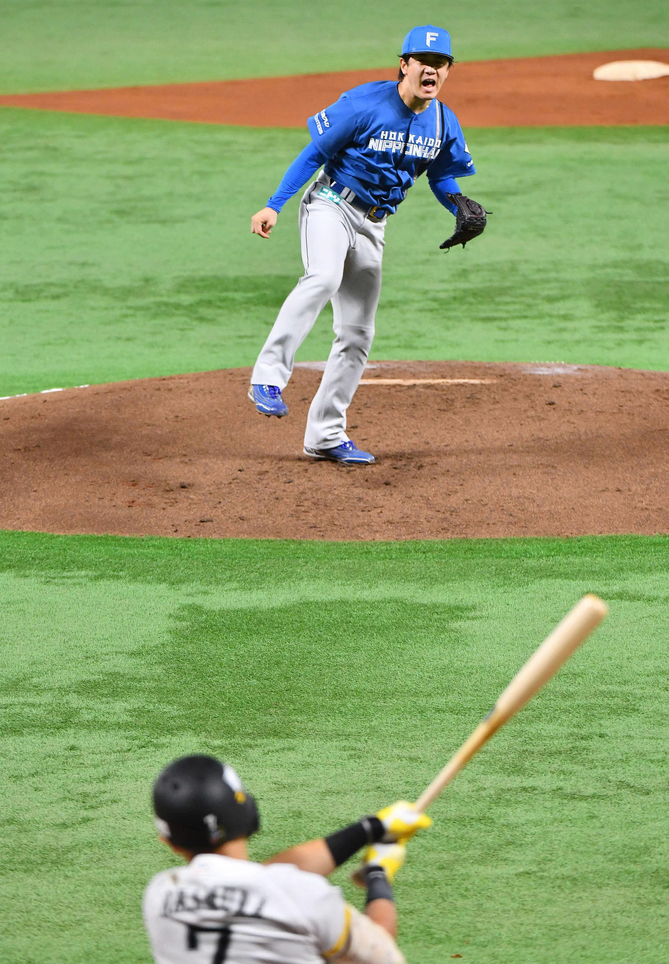 ソフトバンク対日本ハム　1回裏ソフトバンク2死一塁、中村（手前）に先制の適時右三塁打を打たれた北山（撮影・岩下翔太）
