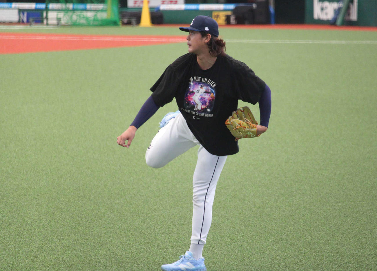 秋季練習でキャッチボールする西武高橋（撮影・金子真仁）