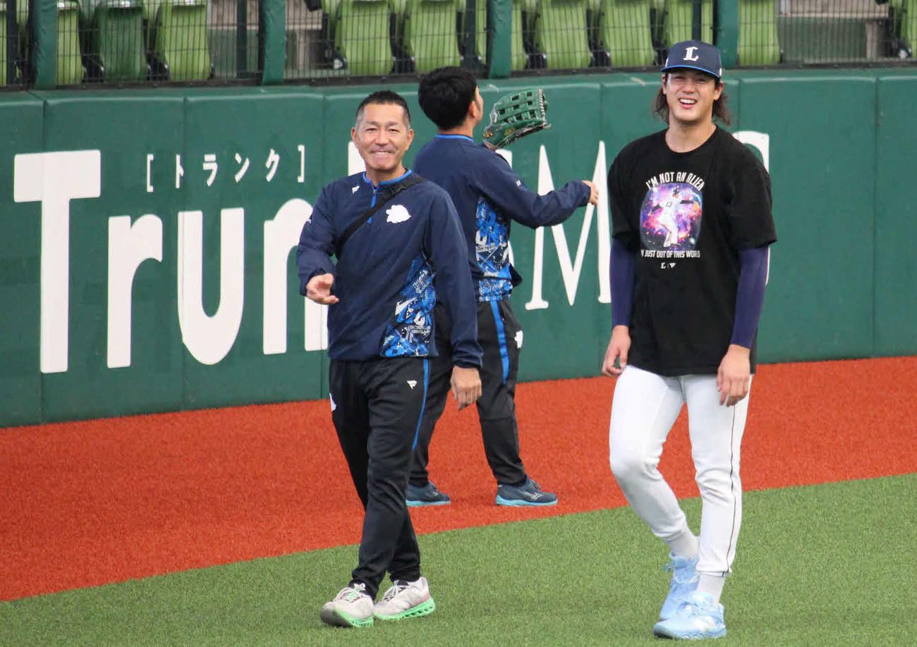 中村ヘッドトレーナーと話す西武高橋（右）（撮影・金子真仁）