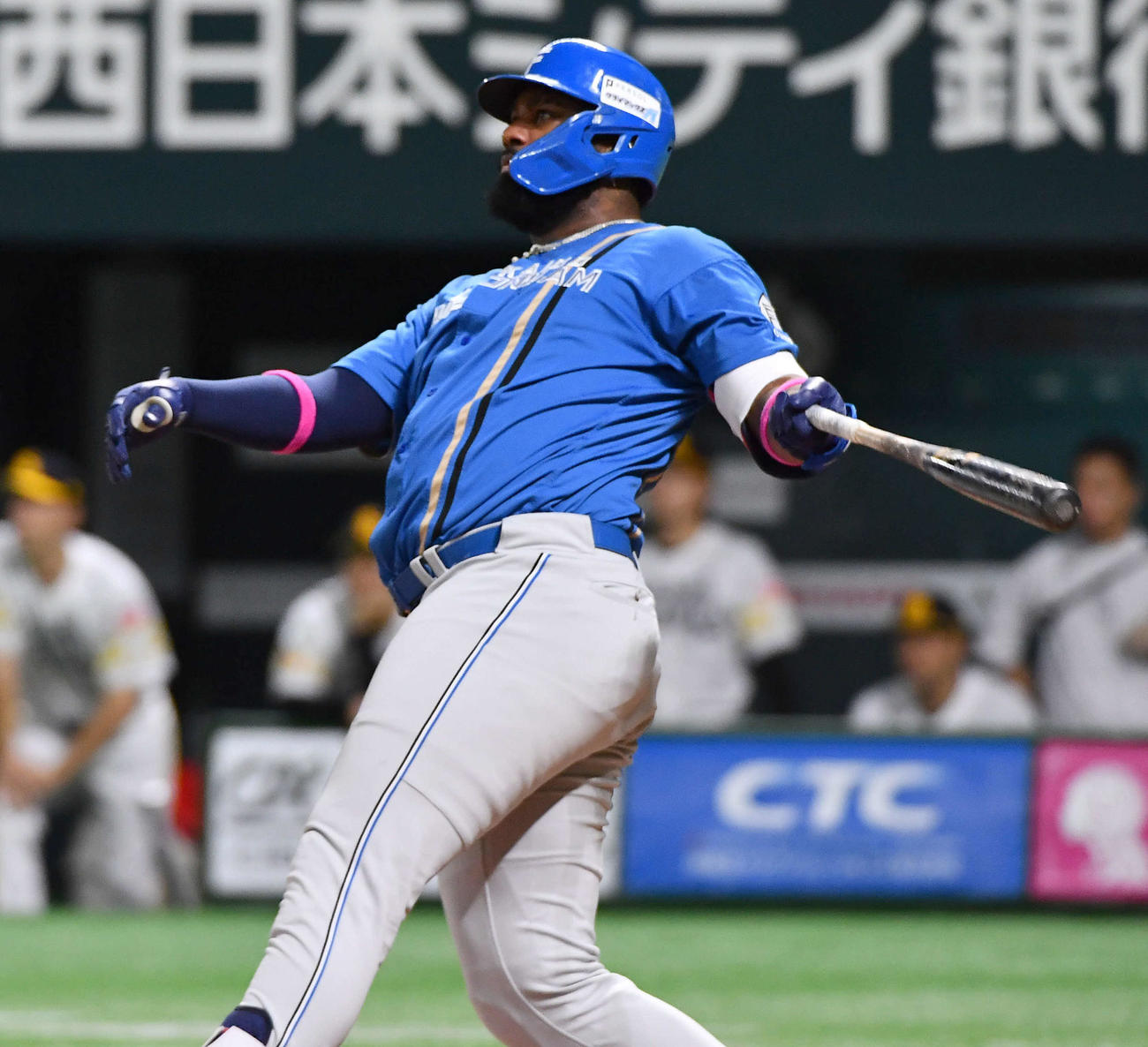 ソフトバンク対日本ハム　7回表日本ハム2死三塁、レイエスは左越え2点本塁打を放つ（撮影・岩下翔太）