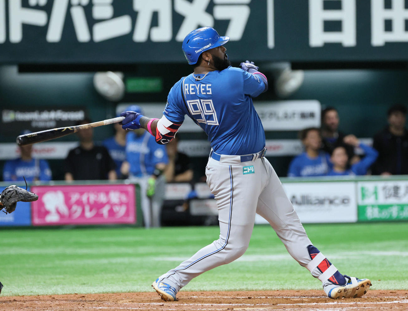 ソフトバンク対日本ハム　7回表日本ハム2死三塁、レイエスは左越え2点本塁打を放つ（撮影・加藤孝規）