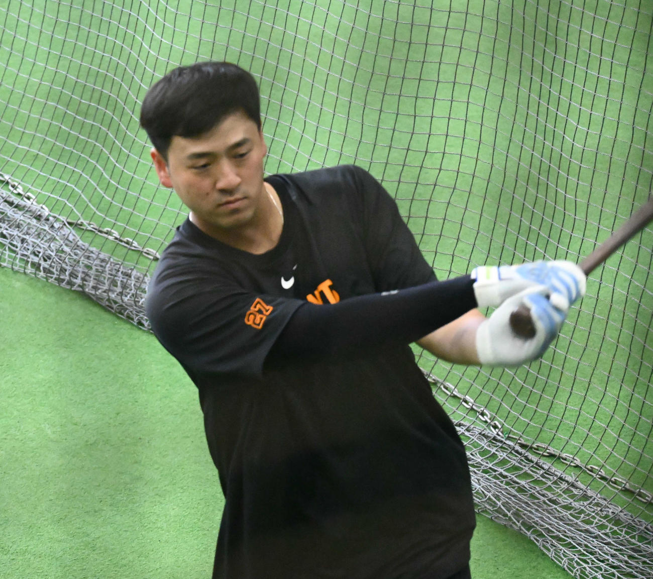 打撃練習を行う巨人岸田