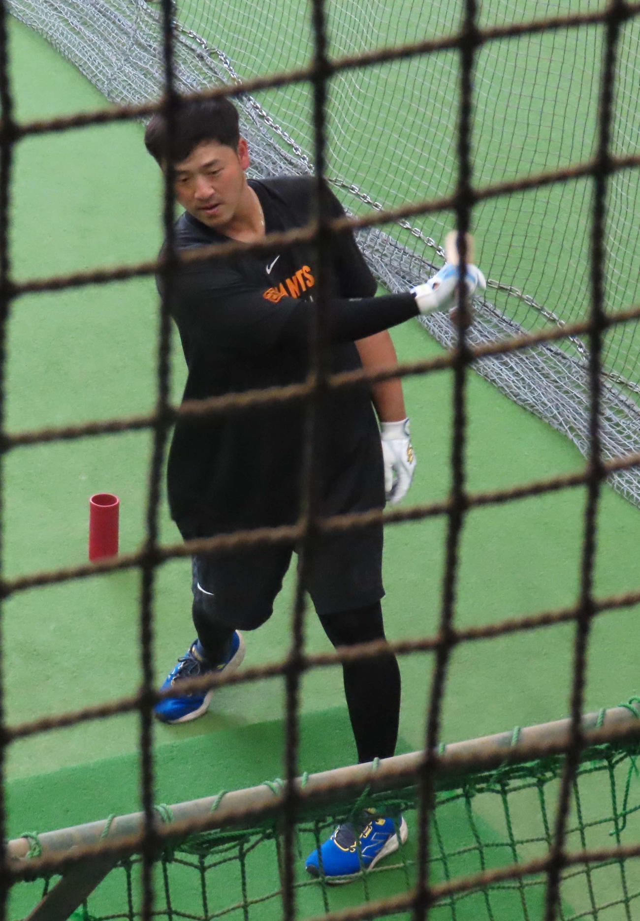 打撃練習を行う巨人岸田（撮影・水谷京裕）
