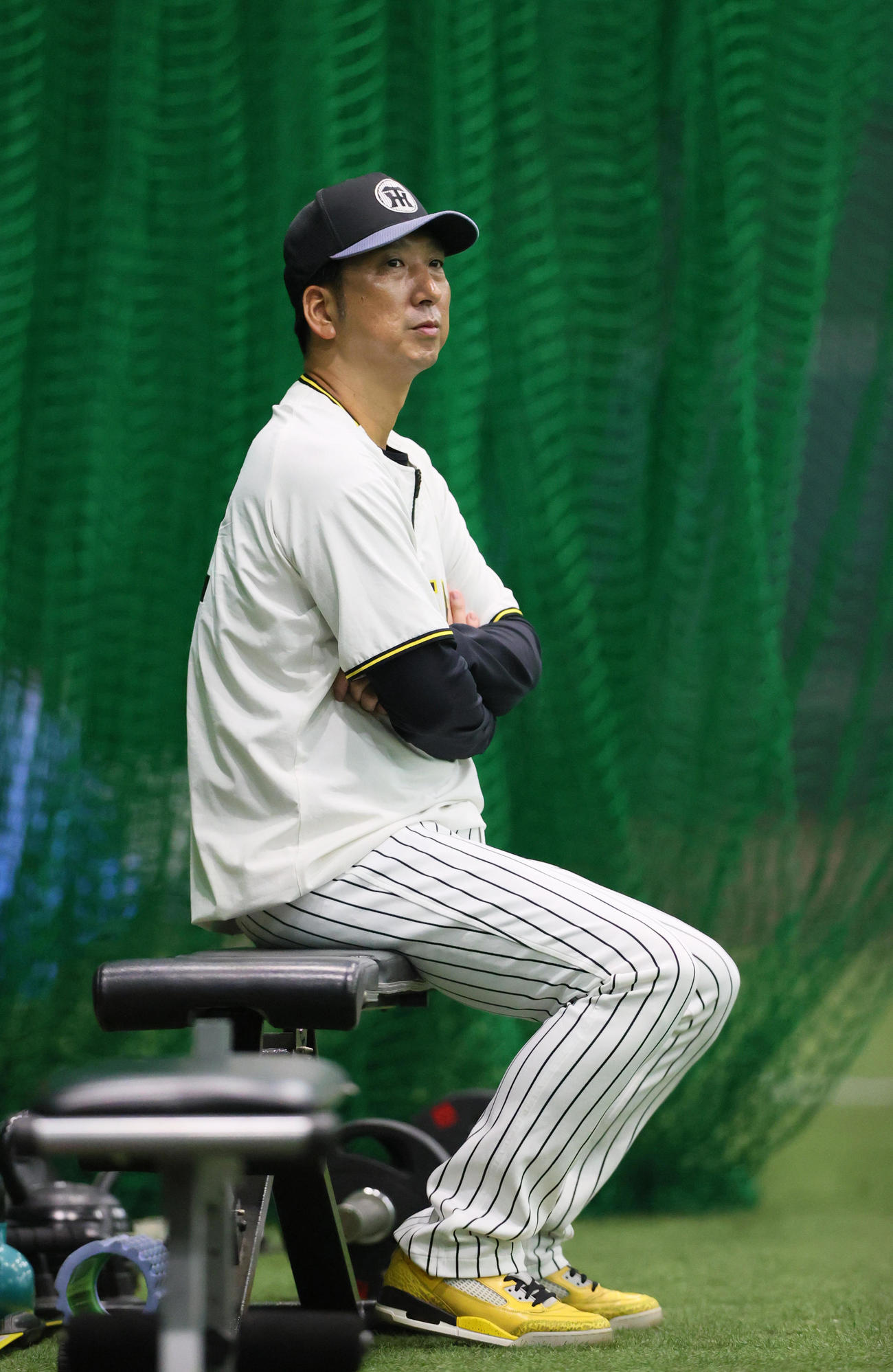 室内で打撃練習を見る阪神藤川監督（撮影・上山淳一）