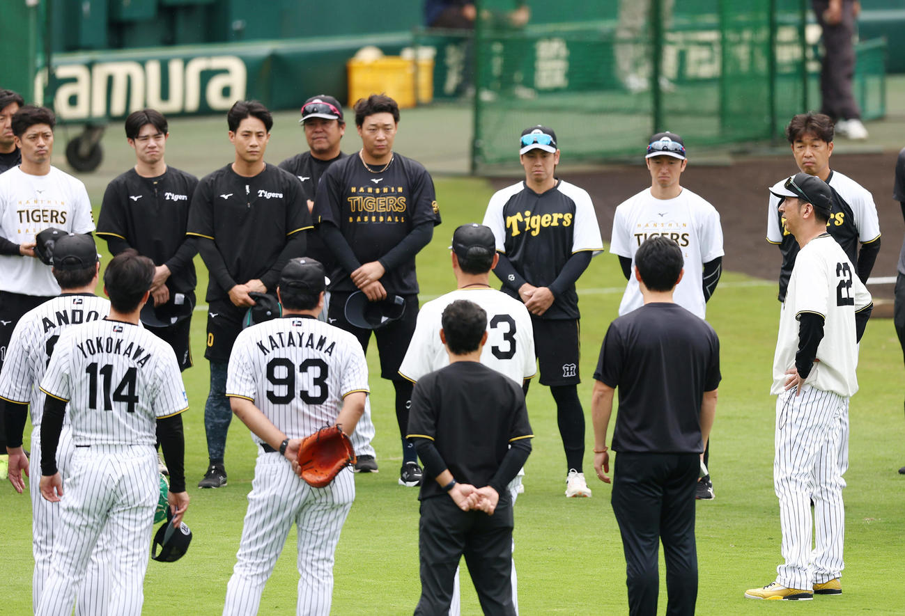 練習前、選手を前に話をする阪神藤川監督（右端）（撮影・前田充）