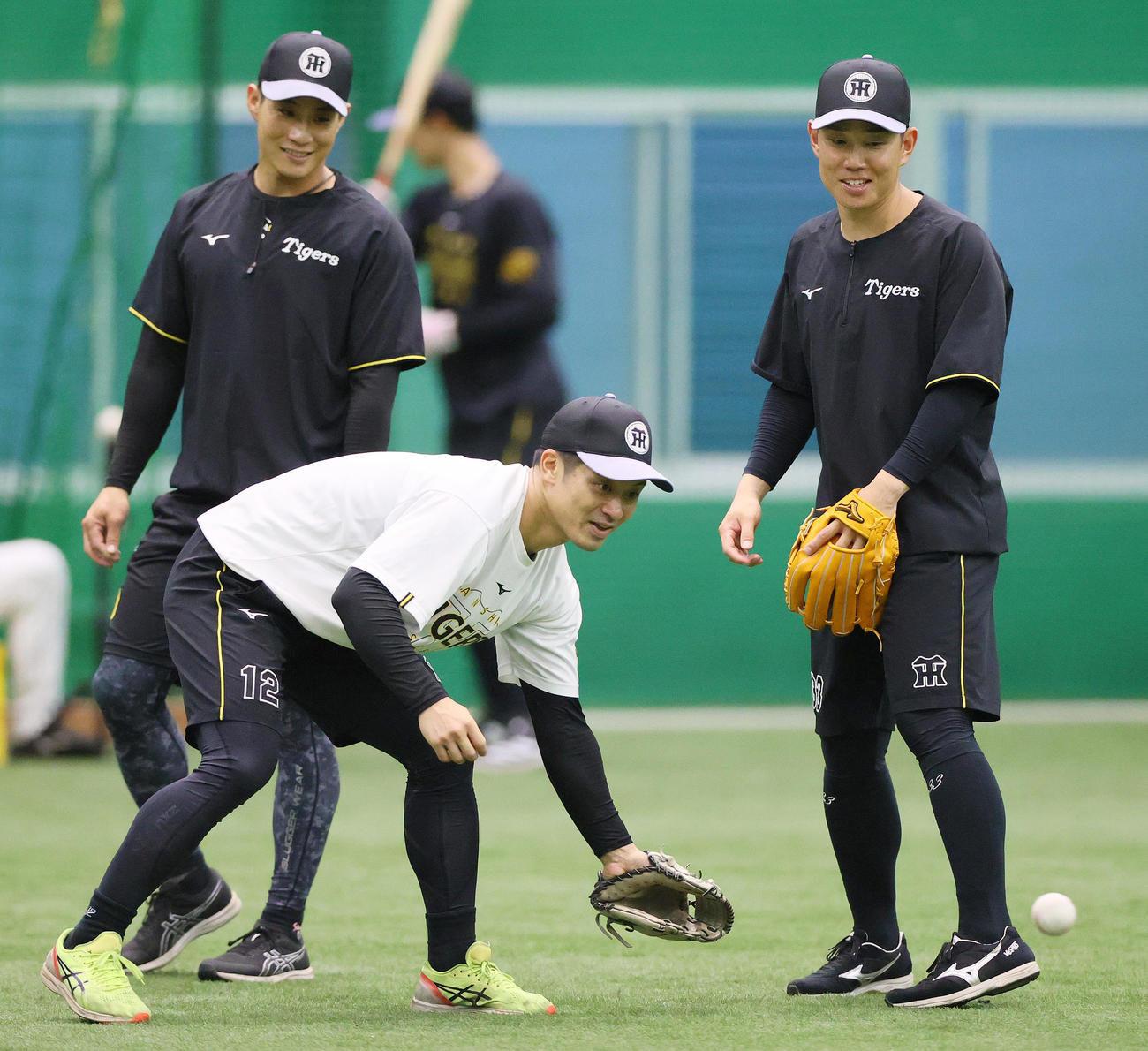 室内でノックを受ける阪神坂本（手前）。左は木浪、右は糸原（撮影・上山淳一）