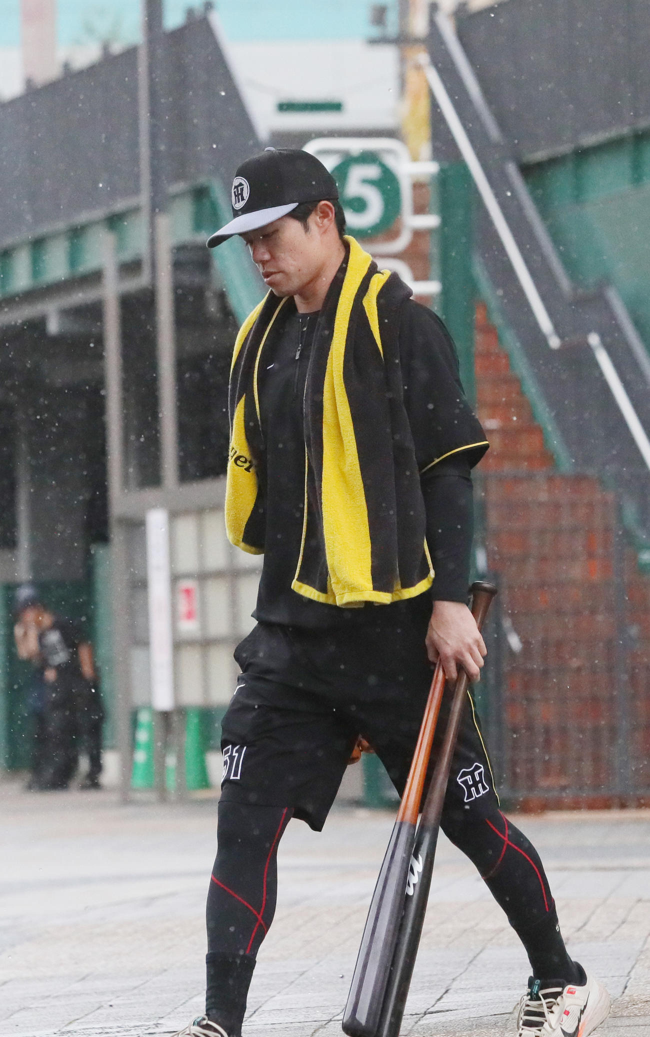 雨が降り室内練習場に移動する阪神中野（撮影・上山淳一）