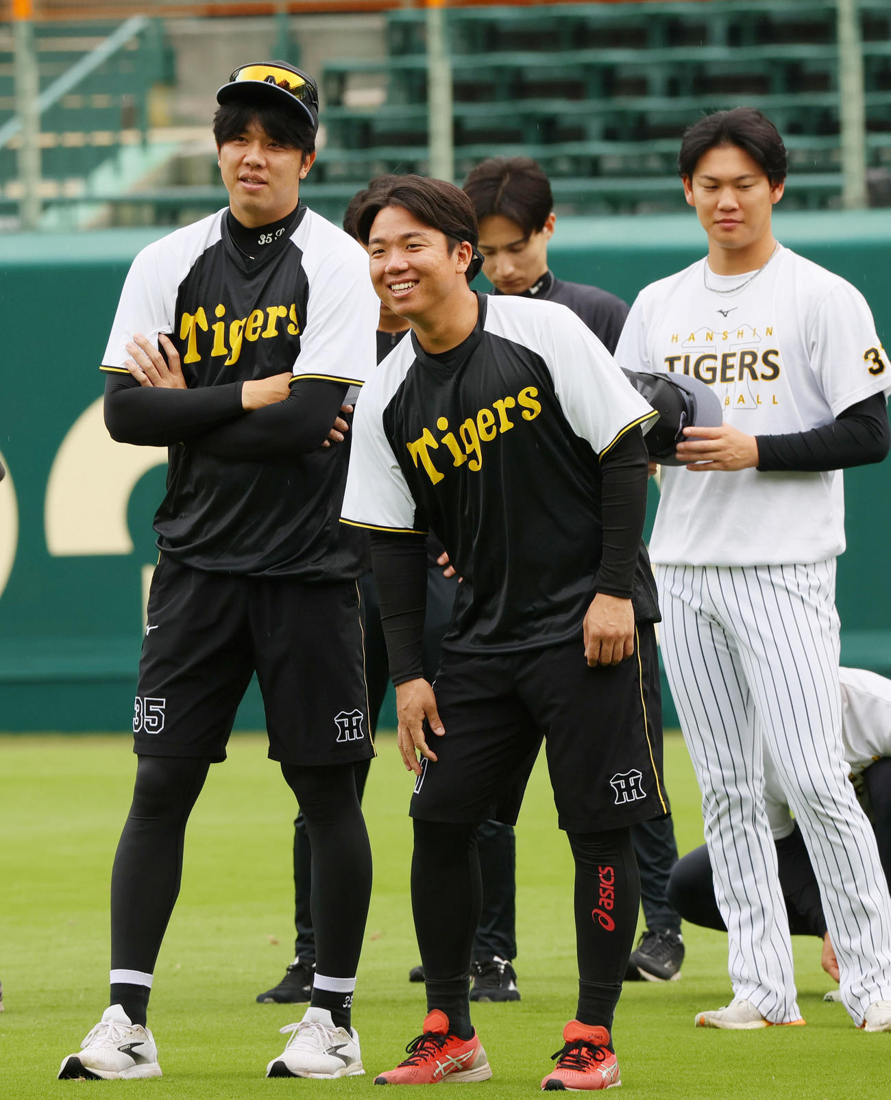 リラックスした表情を見せる阪神才木（左）と村上。右は及川（撮影・上山淳一）