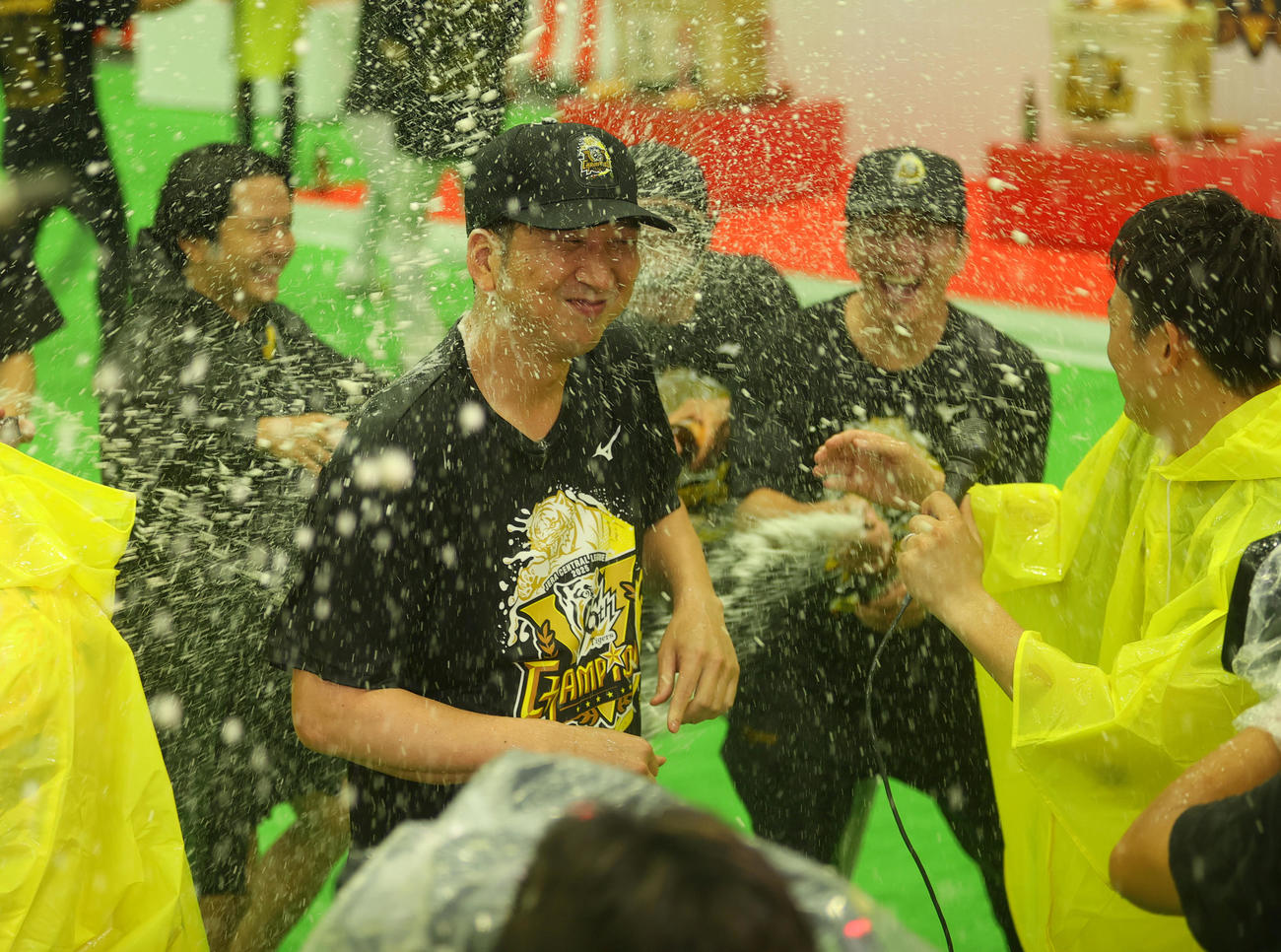 祝勝会でビールを浴びる藤川監督（2025年9月7日撮影）