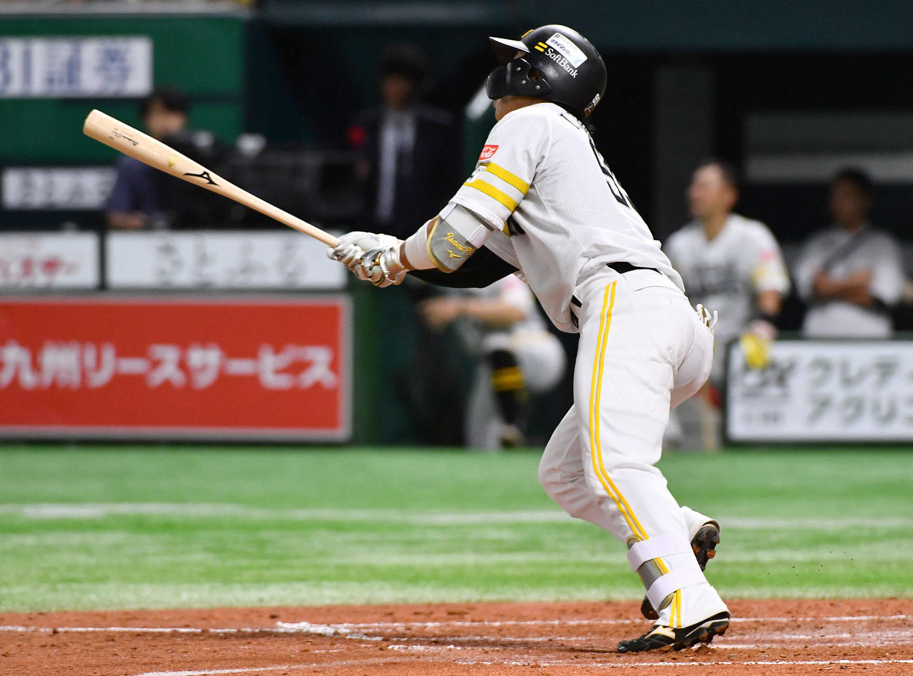 ソフトバンク対日本ハム　3回裏ソフトバンク無死、野村は右越え本塁打を放つ（撮影・岩下翔太）