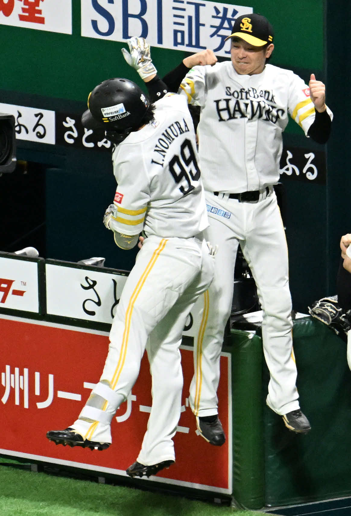 ソフトバンク対日本ハム　3回裏ソフトバンク無死、野村（左）は本塁打を放ち川瀬と歓喜する（撮影・林敢治）